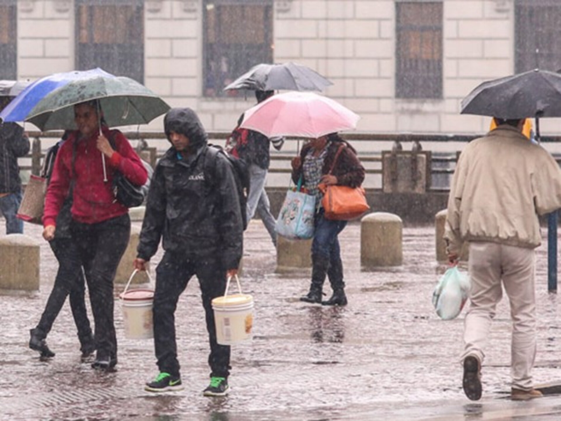 Chuva atinge a região do Viaduto do Chá, em SP.
