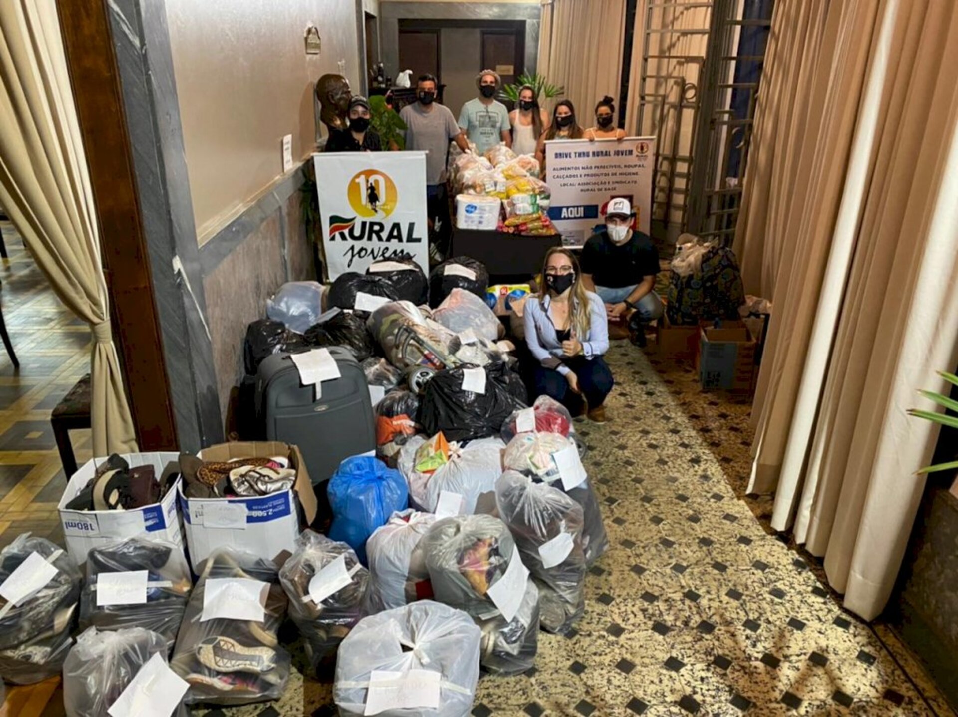Rural Jovem arrecadou roupas e alimentos