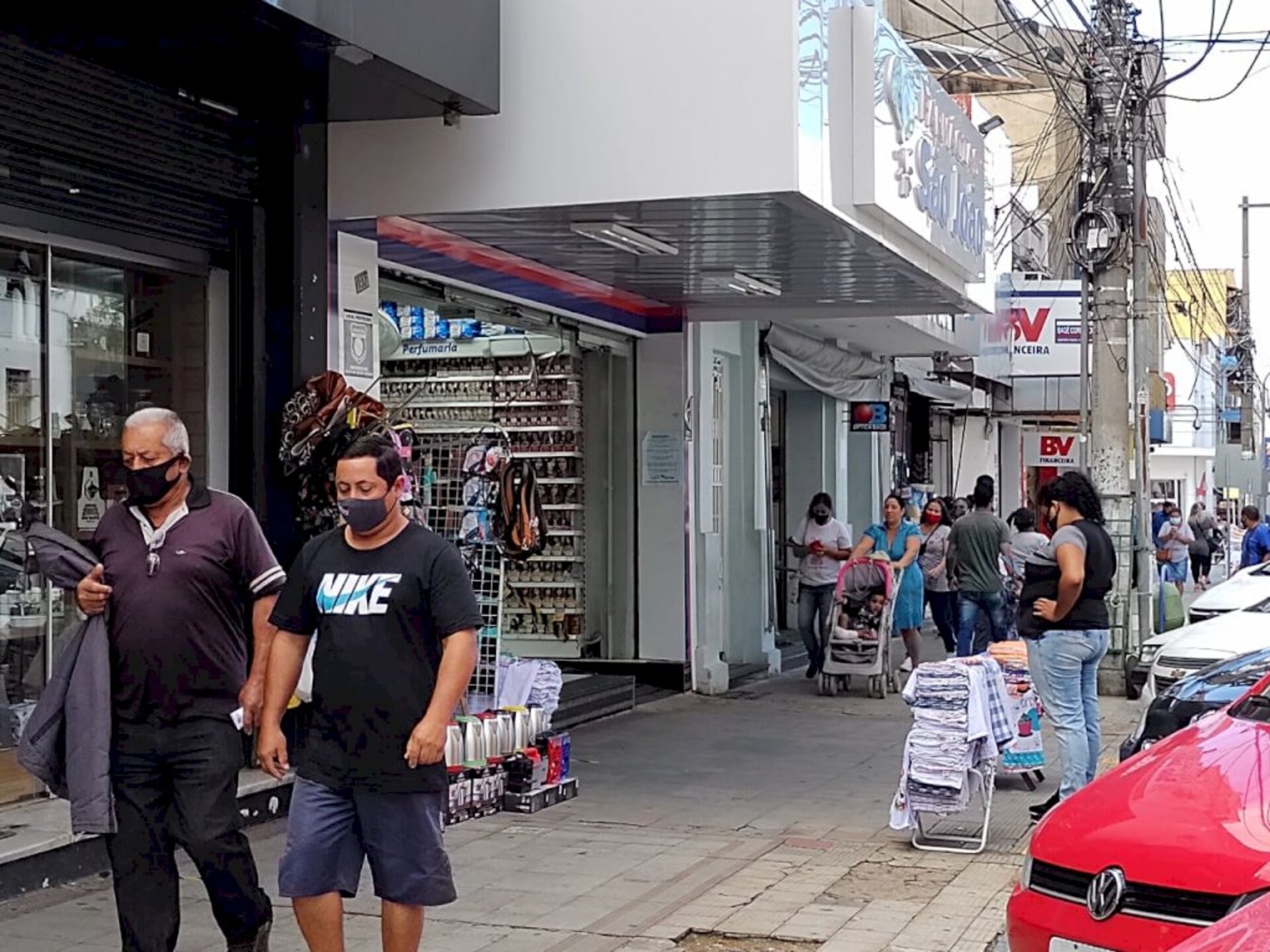 Comércio não essencial foi autorizado a abrir neste sábado