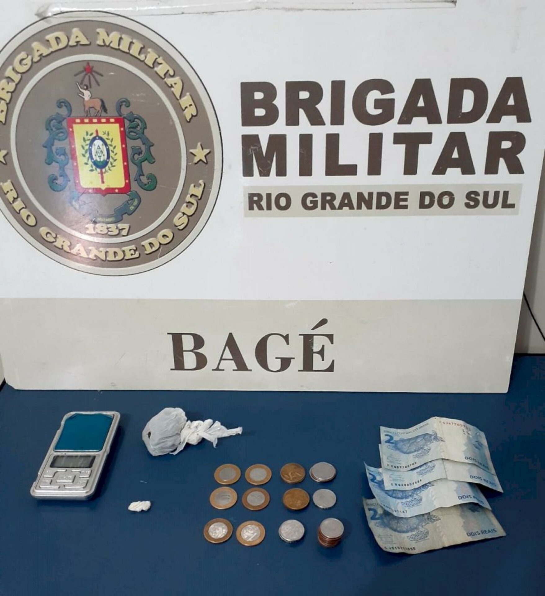 Droga e dinheiro foram apreendidos na casa