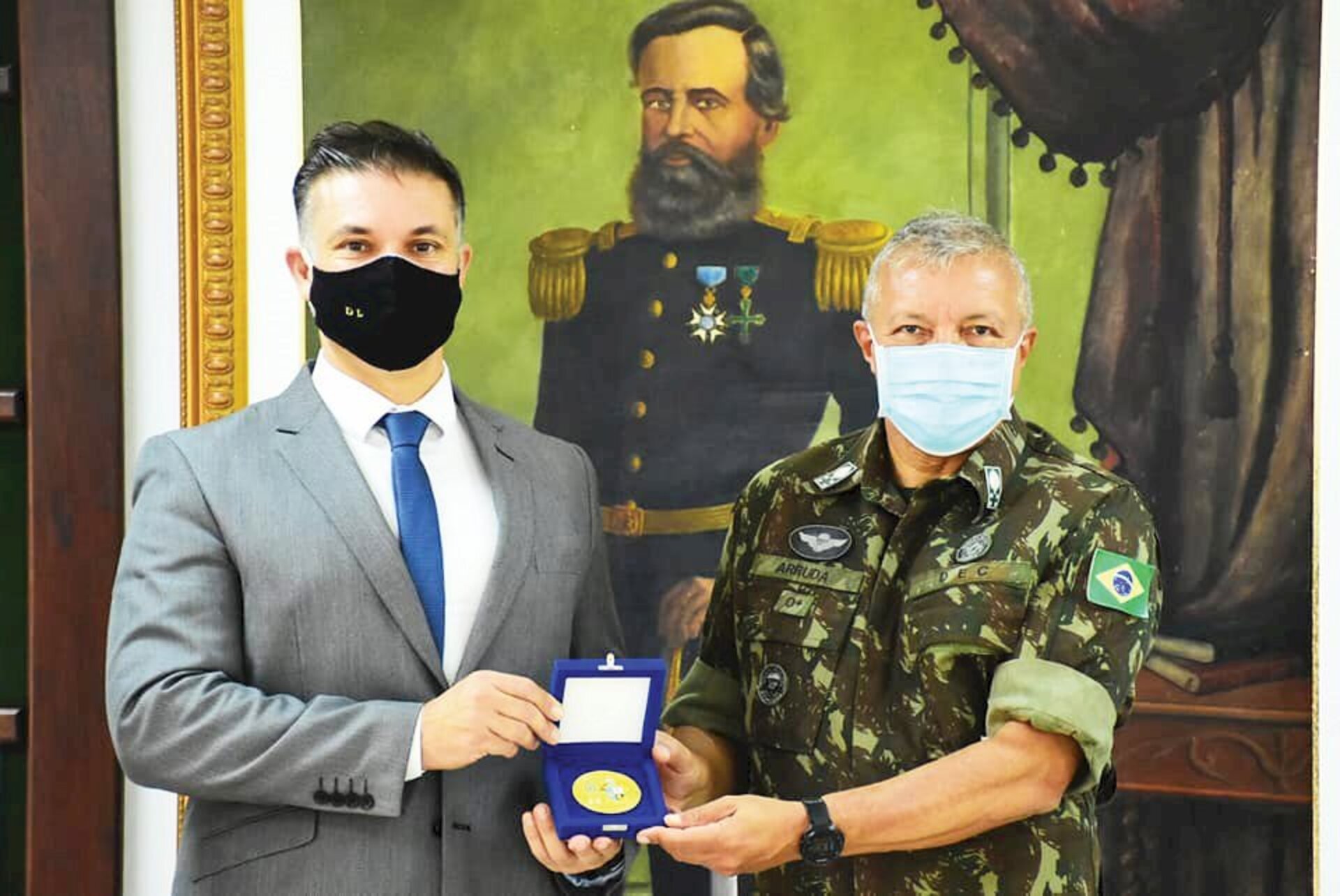 Medalha foi entregue pelo general Arruda