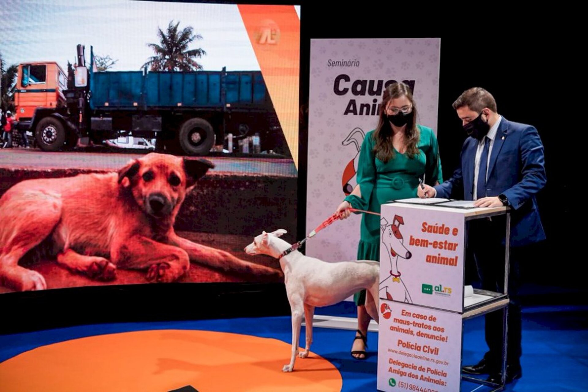 Ato aconteceu durante seminário sobre causa animal