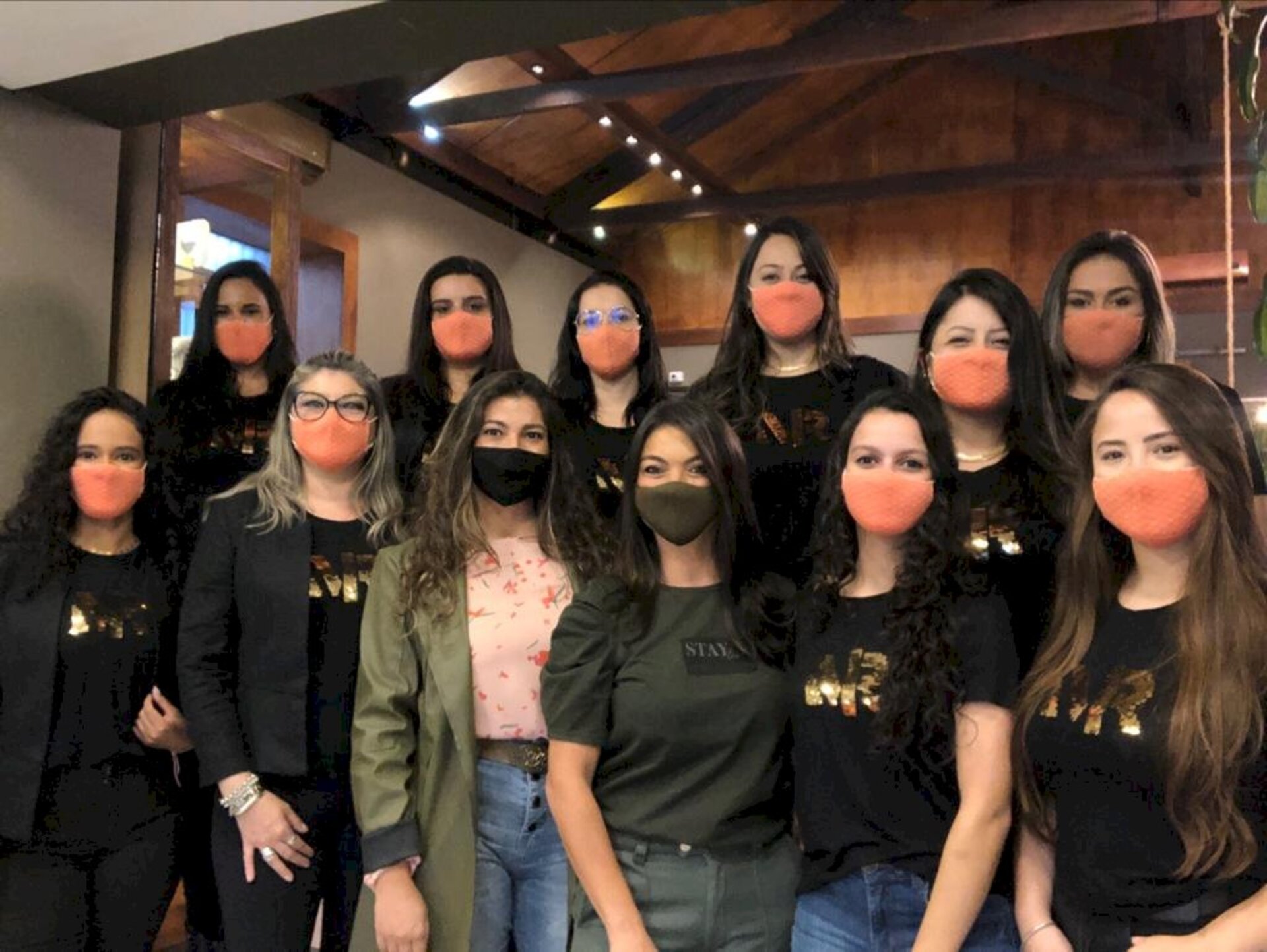 Equipe convida consumidores a conhecerem a loja
