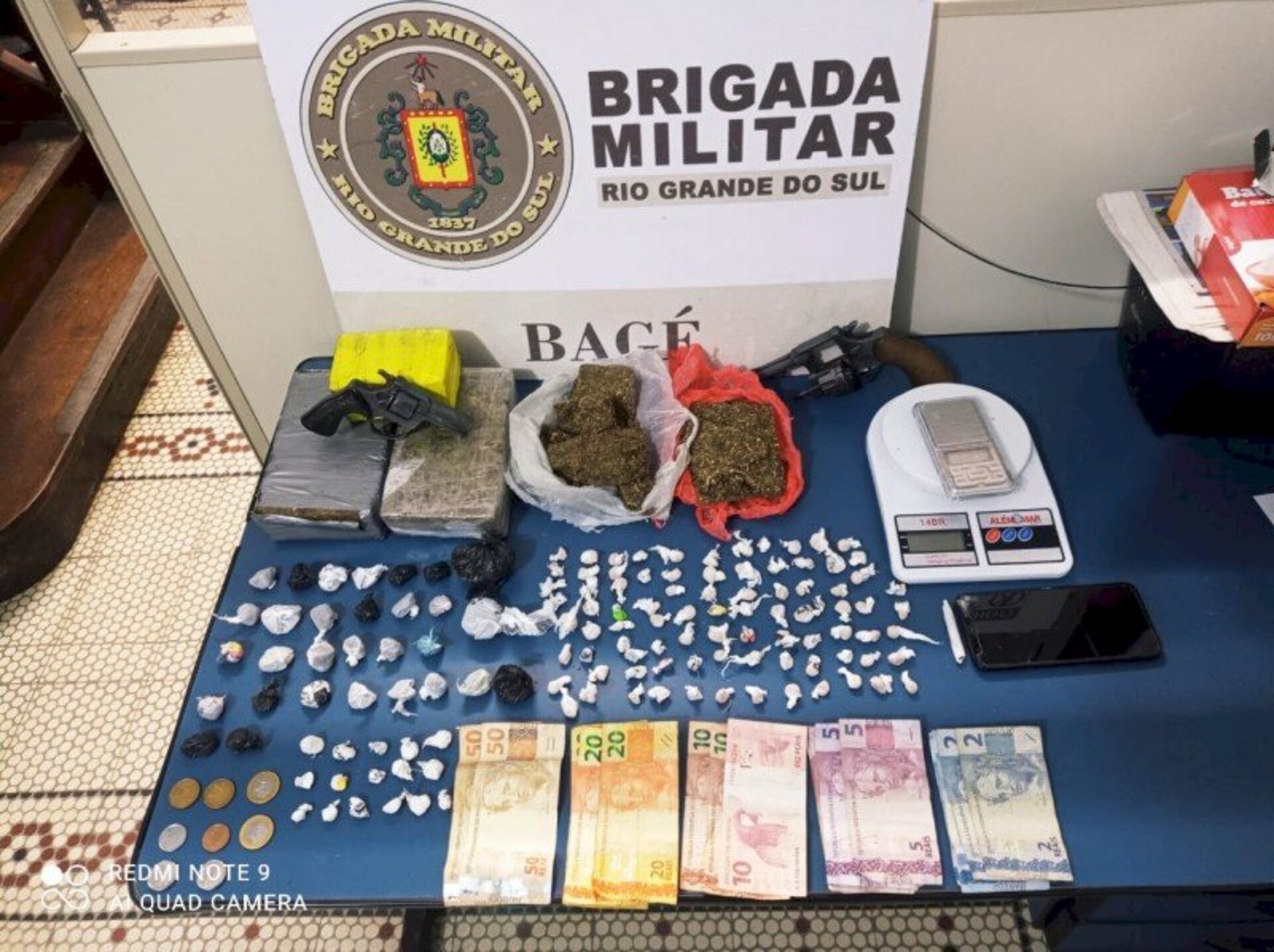 Crack, celulares e dinheiro foram apreendidos na casa