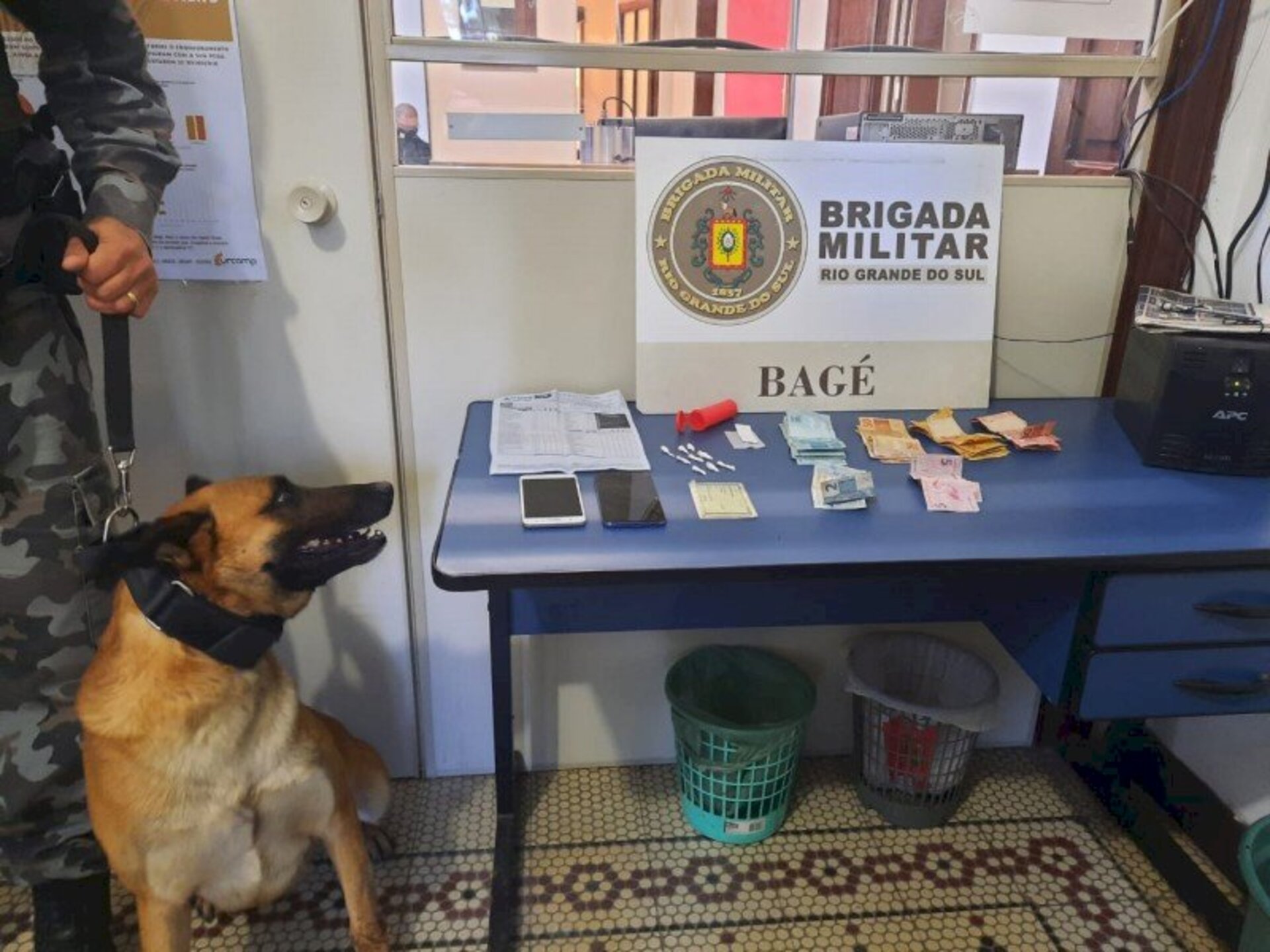 Policiais apreenderam droga e dinheiro