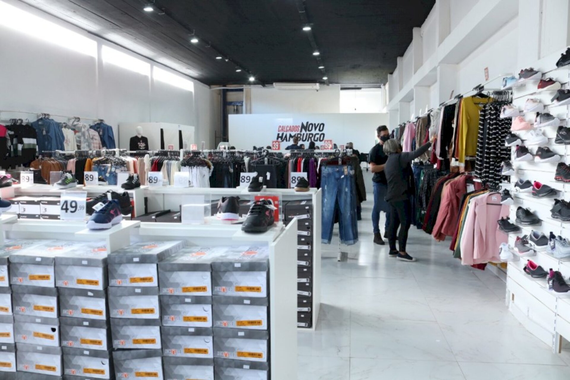 Loja gerou 30 vagas de emprego