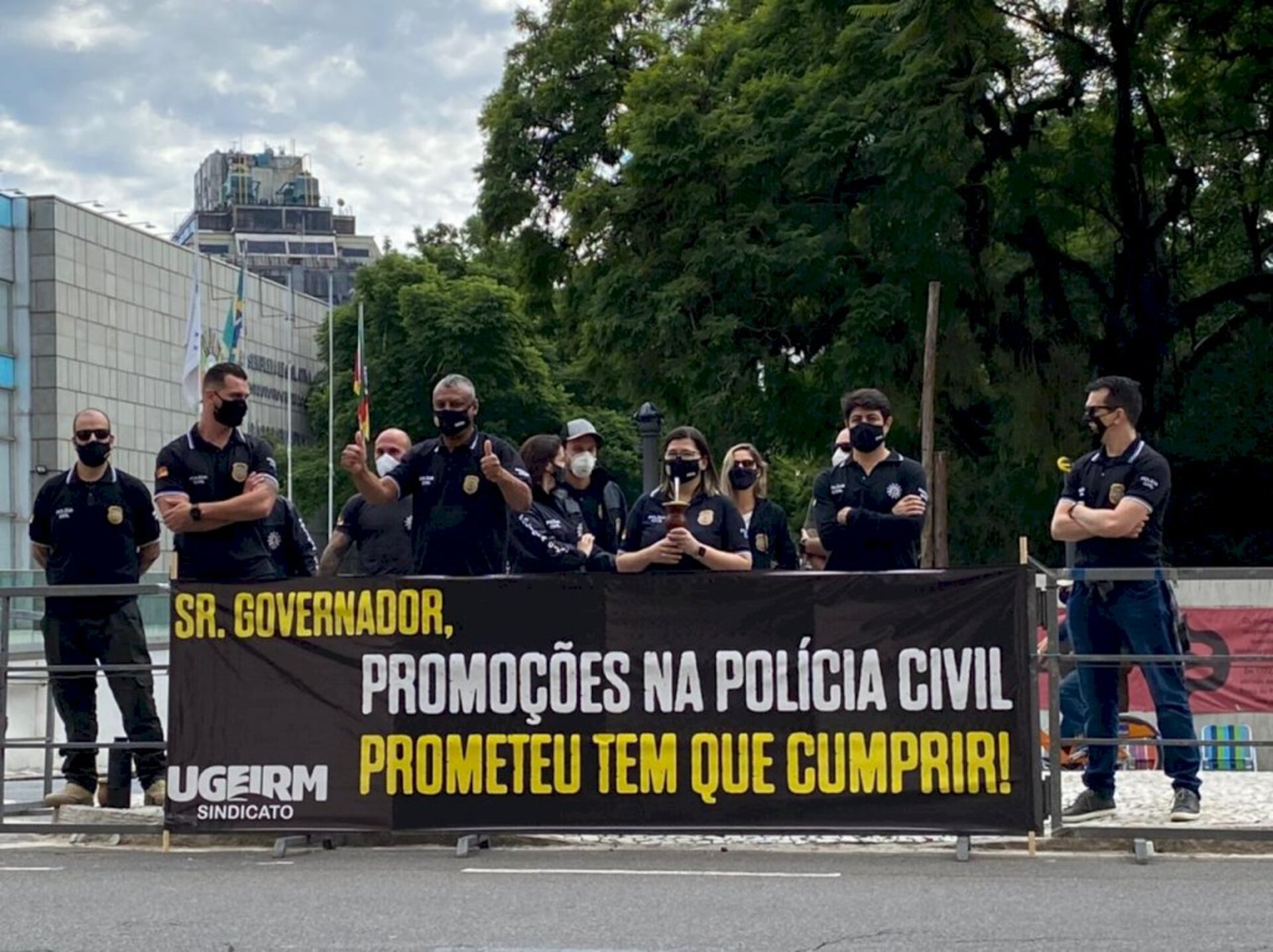 Profissionais estão em vigília na frente do Palácio Piratini