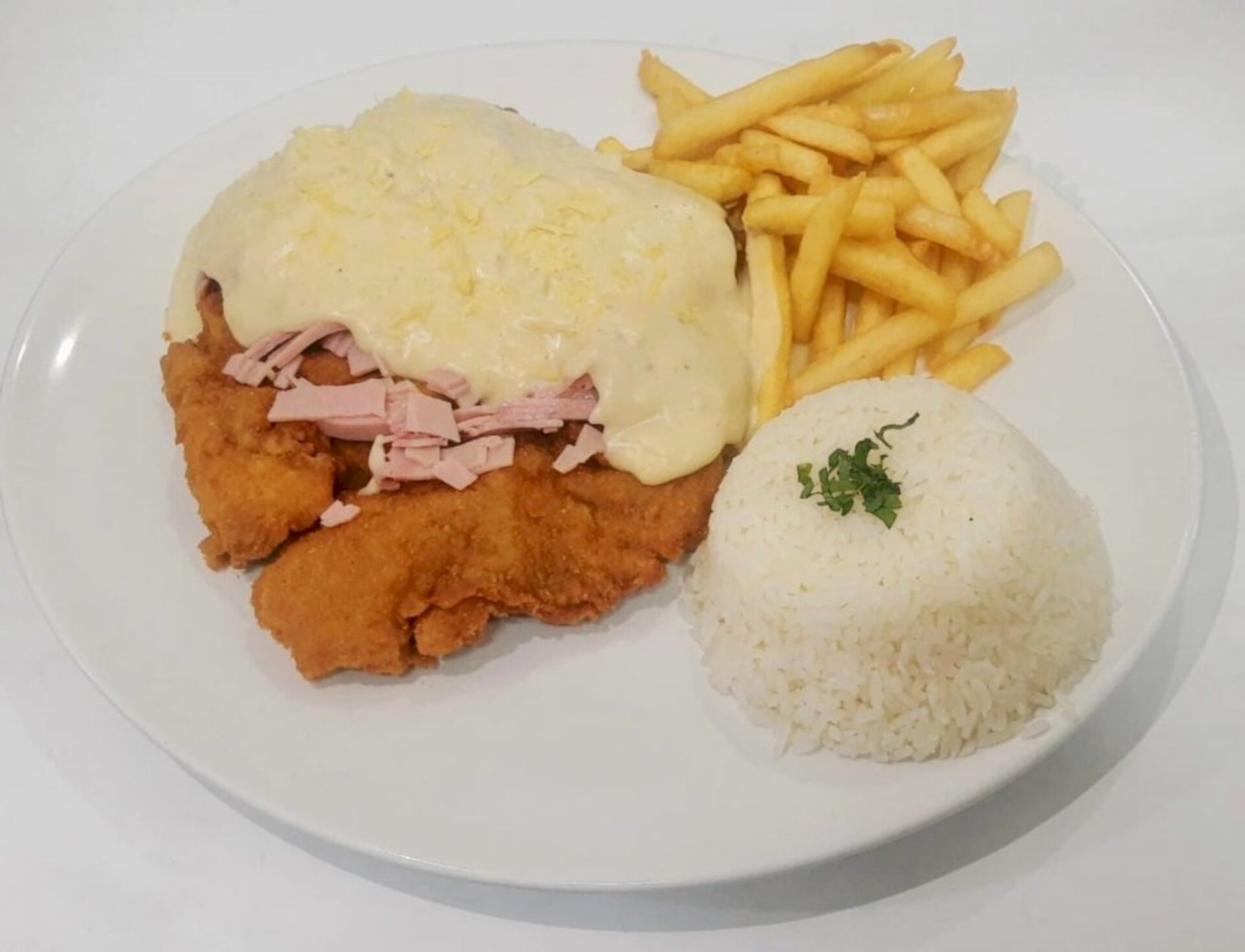Há opções com frango, peixe e carne bovina