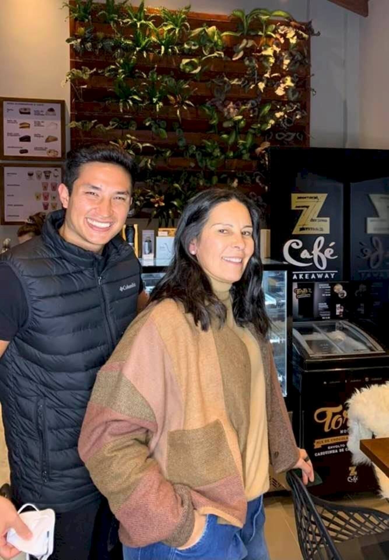 O top coiffeur porto-alegrense Mateus Pavoskki aterrissou no espaço de beleza da Singular Saúde no último finde. Na turma que circulou por lá, Maria Esther Bordini