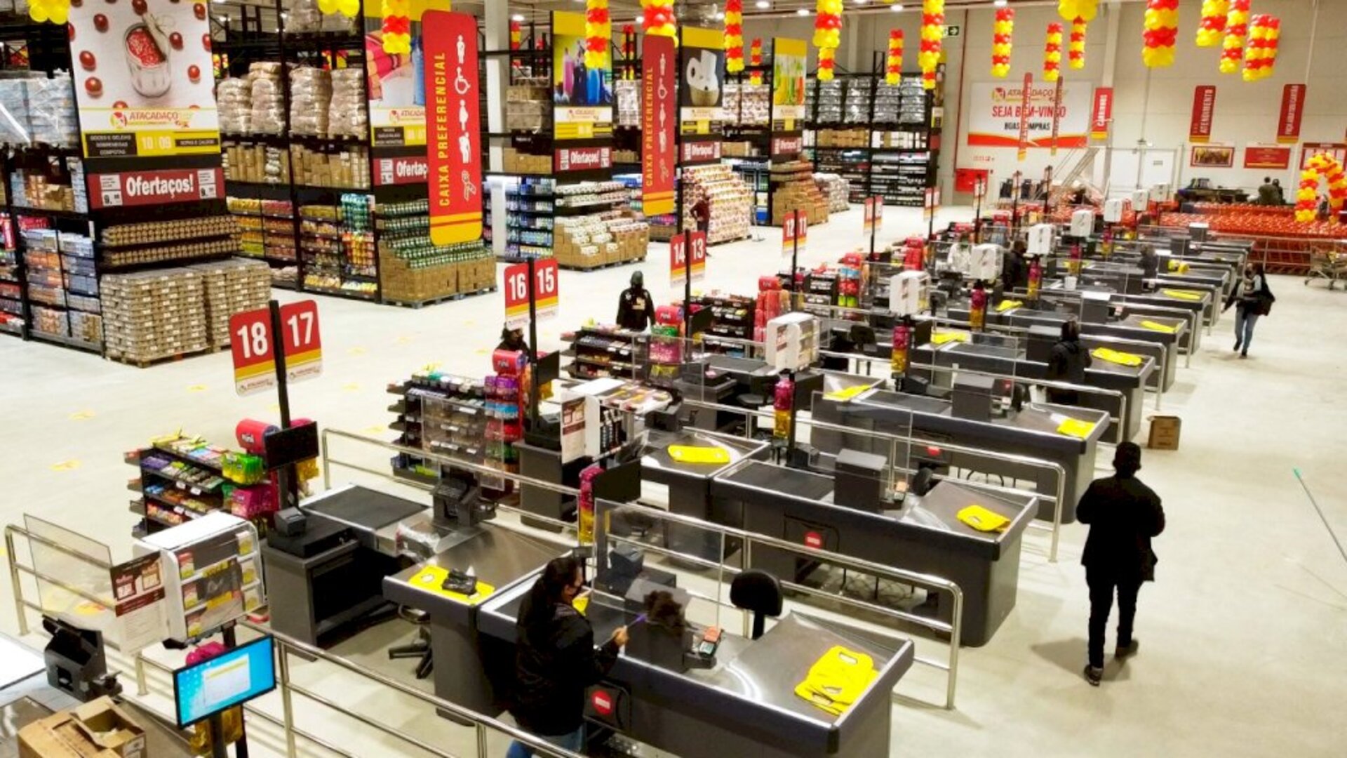 Área de compras é de mais de quatro mil metros quadrados