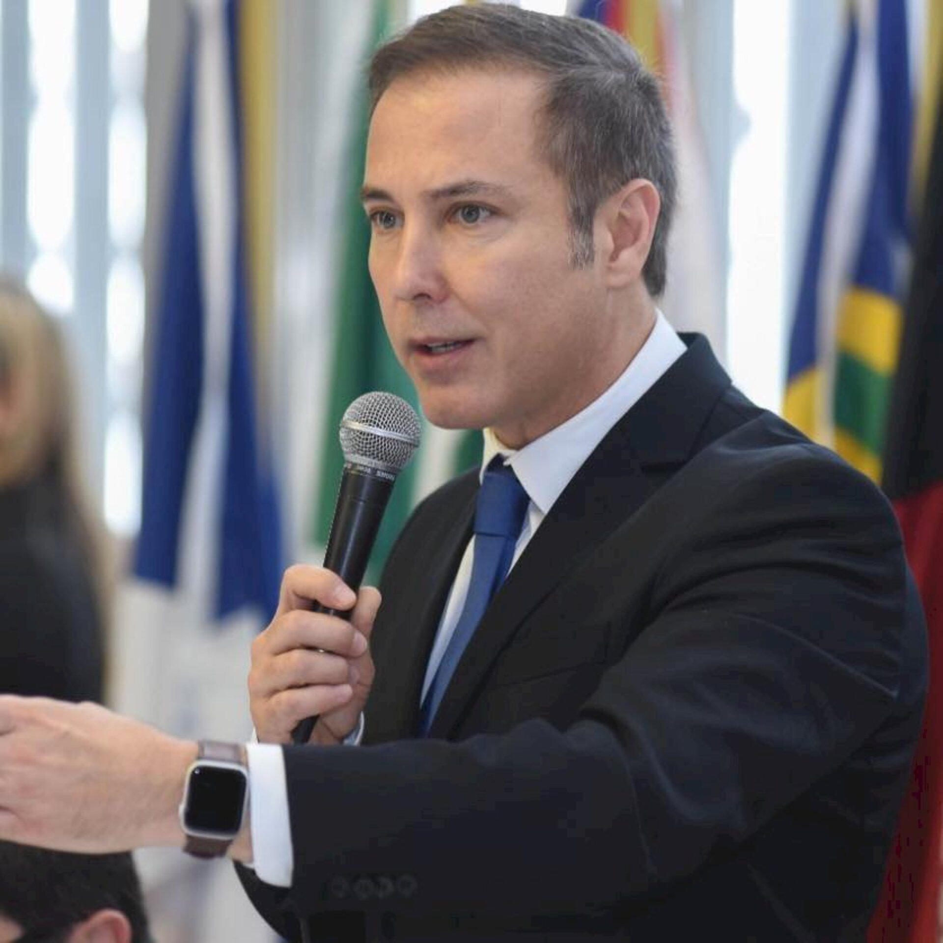 Deputado disse que vai conversar com as bases para definir que rumo tomar