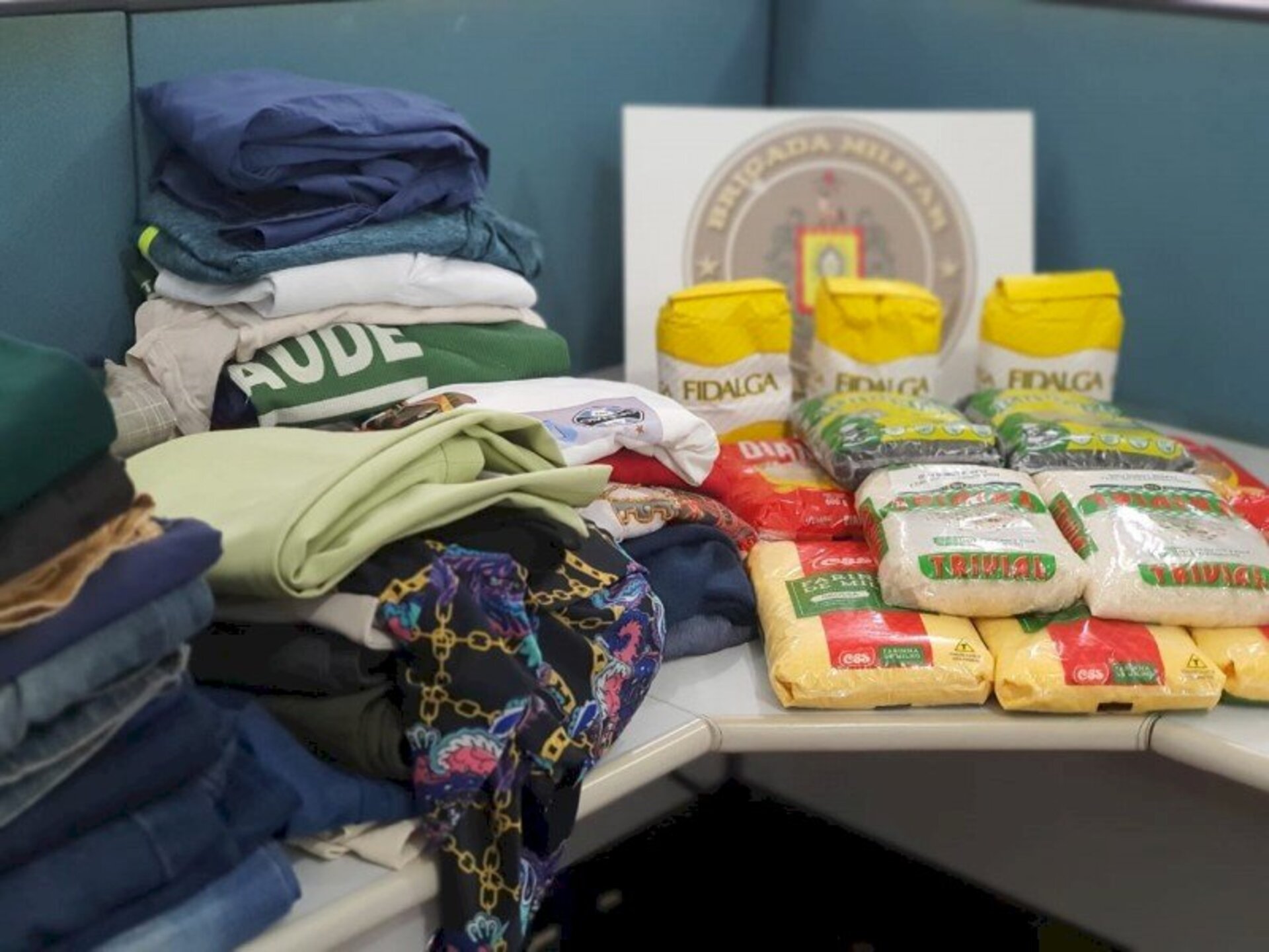 Roupas e gêneros alimentícios estão entre as doações
