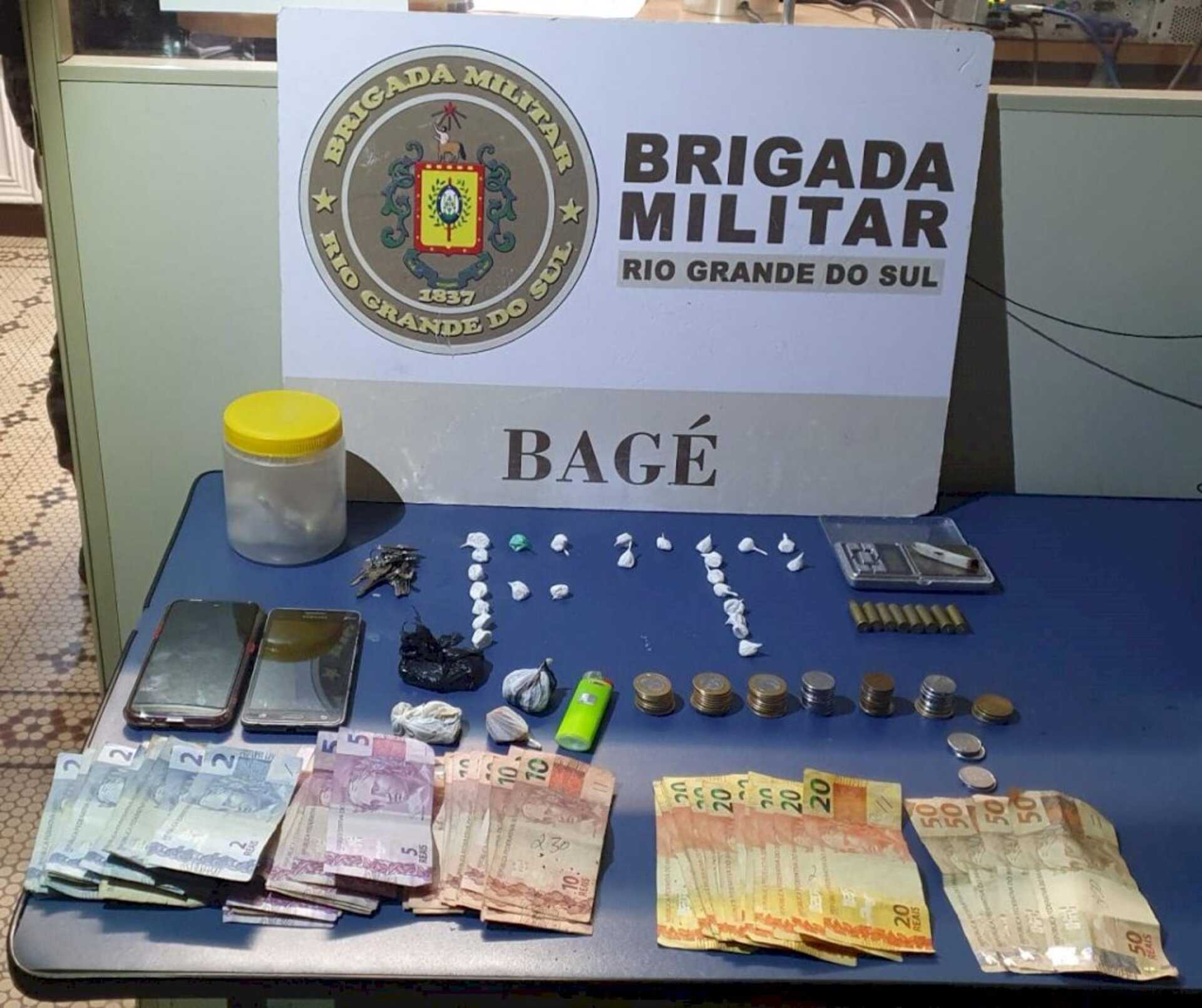 Dinheiro, droga e munição foram apreendidos pelos policiais