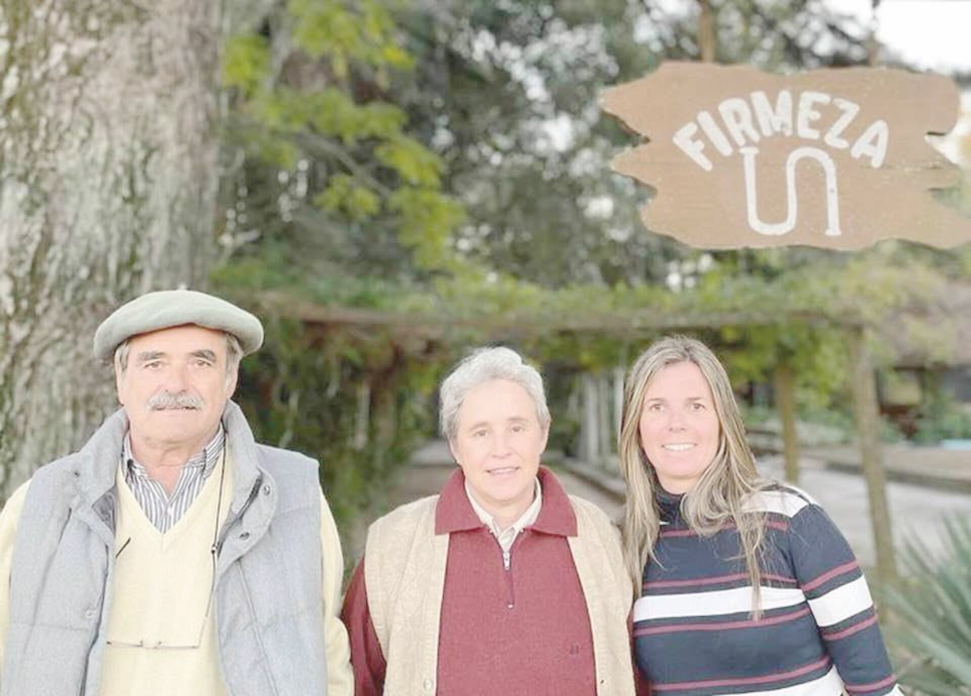 Zilá Gomes Moglia (centro) recebendo o irmão, Paulo Gomes Moglia, e Roberta Cachapuz Moglia na Estância Firmeza