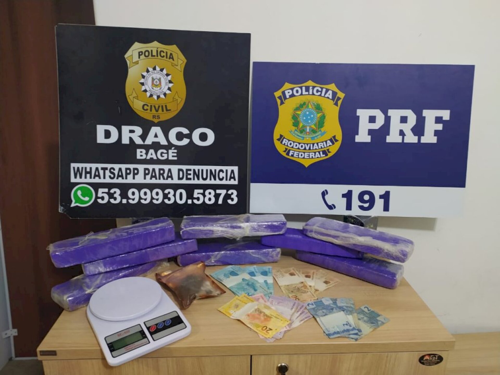Droga e dinheiro foram apreendidos com uma passageira