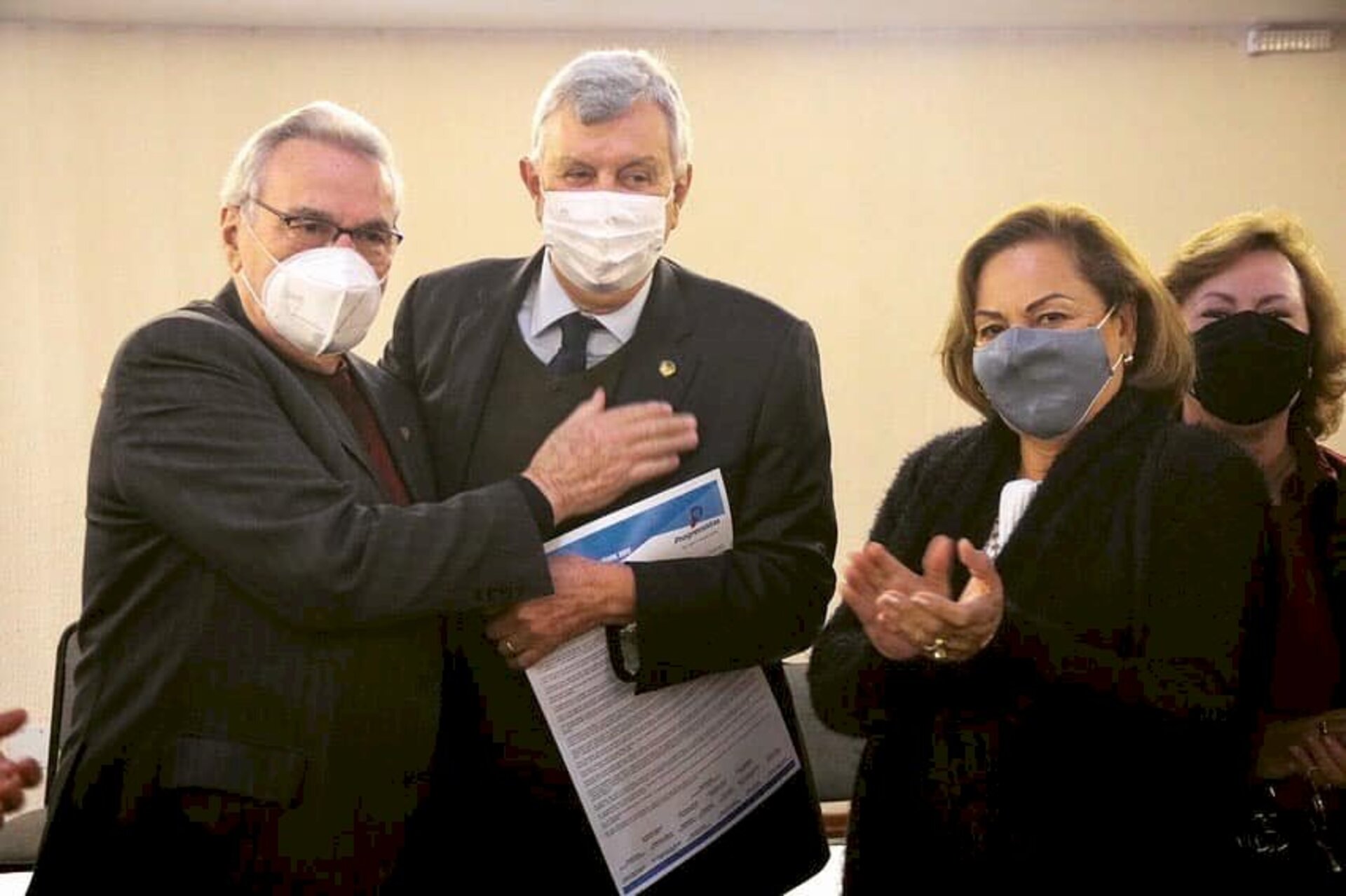 Senador teve o nome oficializado ao lado da esposa, Sandra Batista Heinze