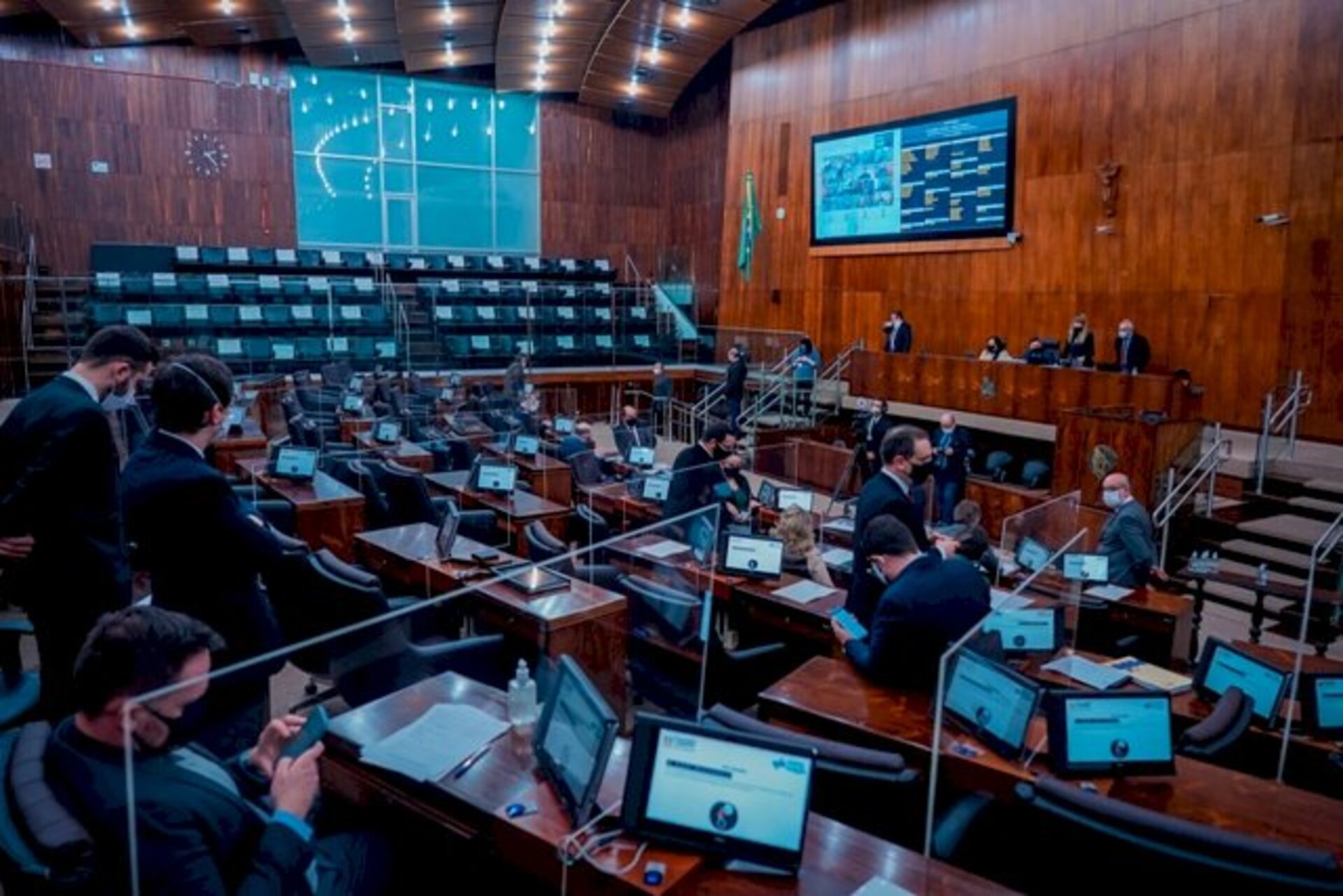 Foram 40 votos favoráveis e quatro contrários