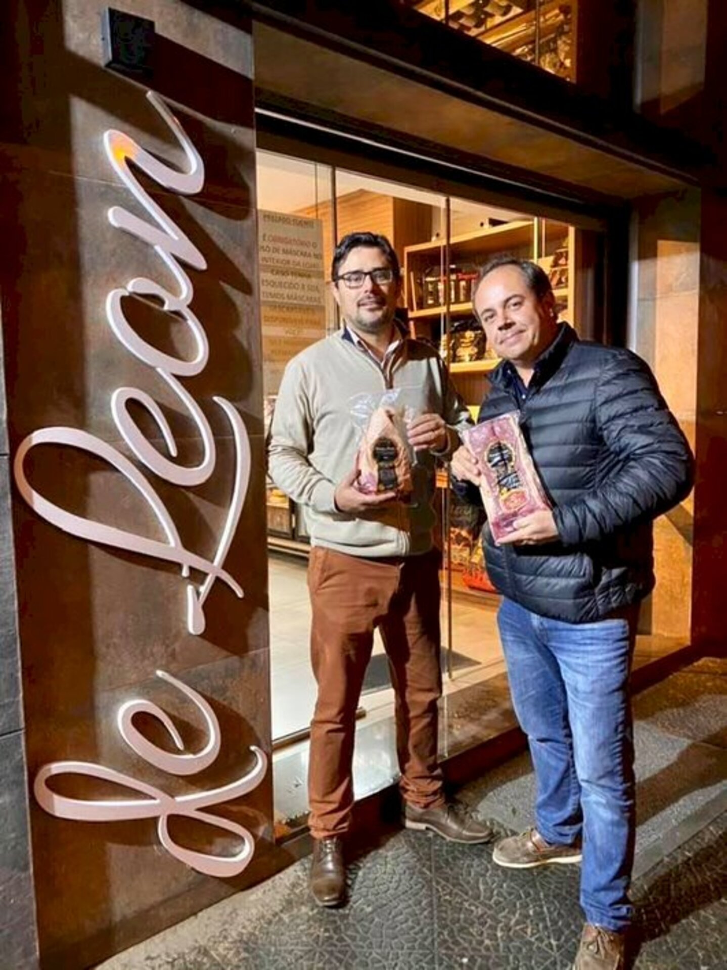 Empresário Isidoro De Leon recebendo Thiago Jobim Van Hoogstraten, cap Ruby Beef ? qualidade do pasto ao prato, na De Leon Sabor da Companhia