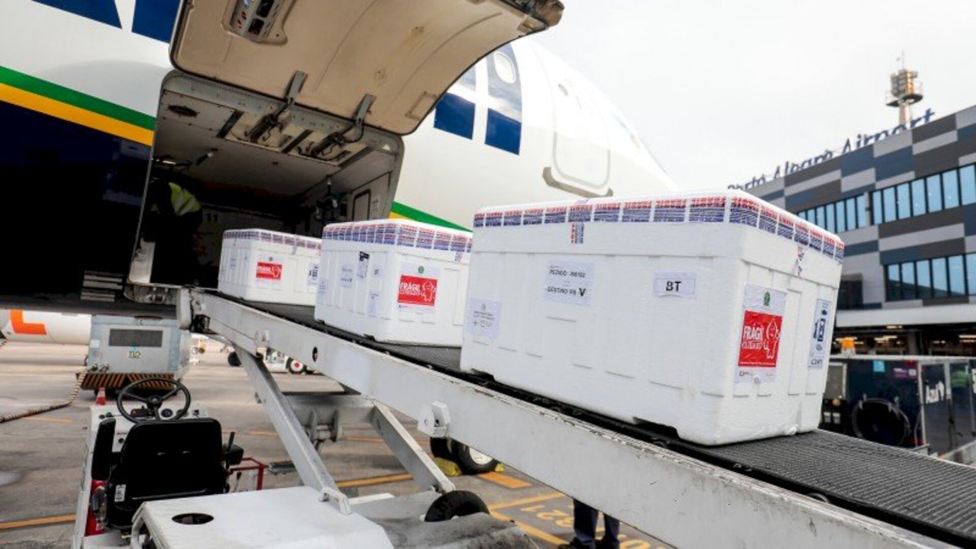Caixas térmicas com 110.200 doses de Coronavac chegaram em avião que pousou às 9h50 desta sexta (18) no aeroporto da capital