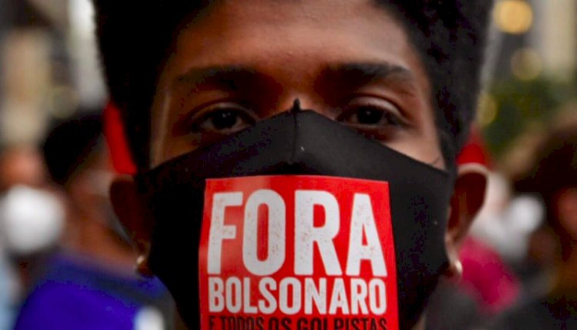 Manifestantes pedem impeachment do presidente