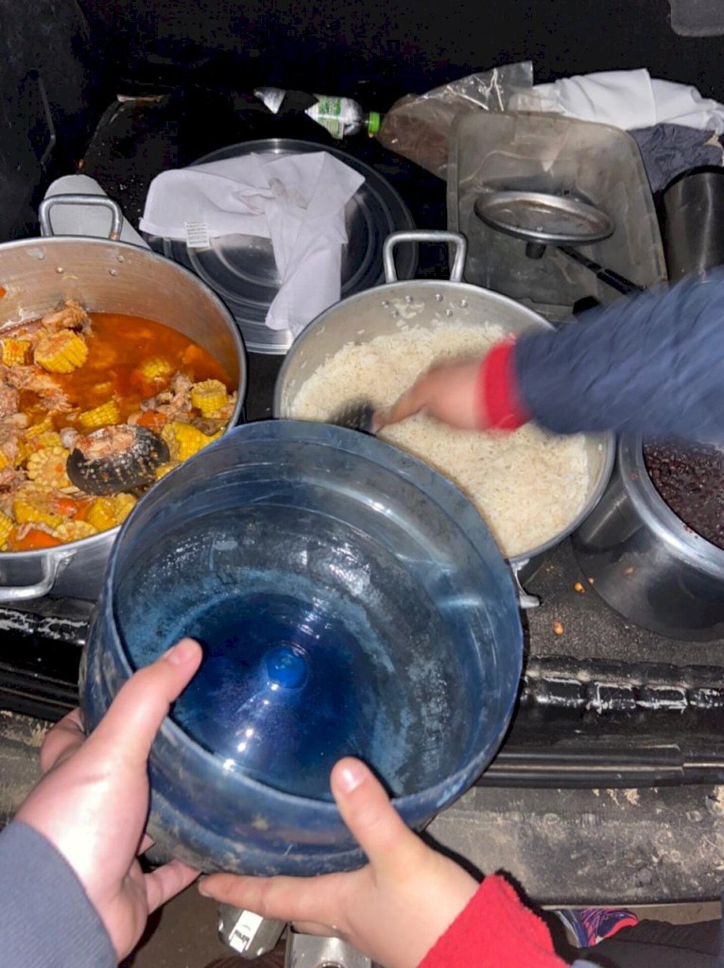Comida é levada até as comunidades uma vez por semana
