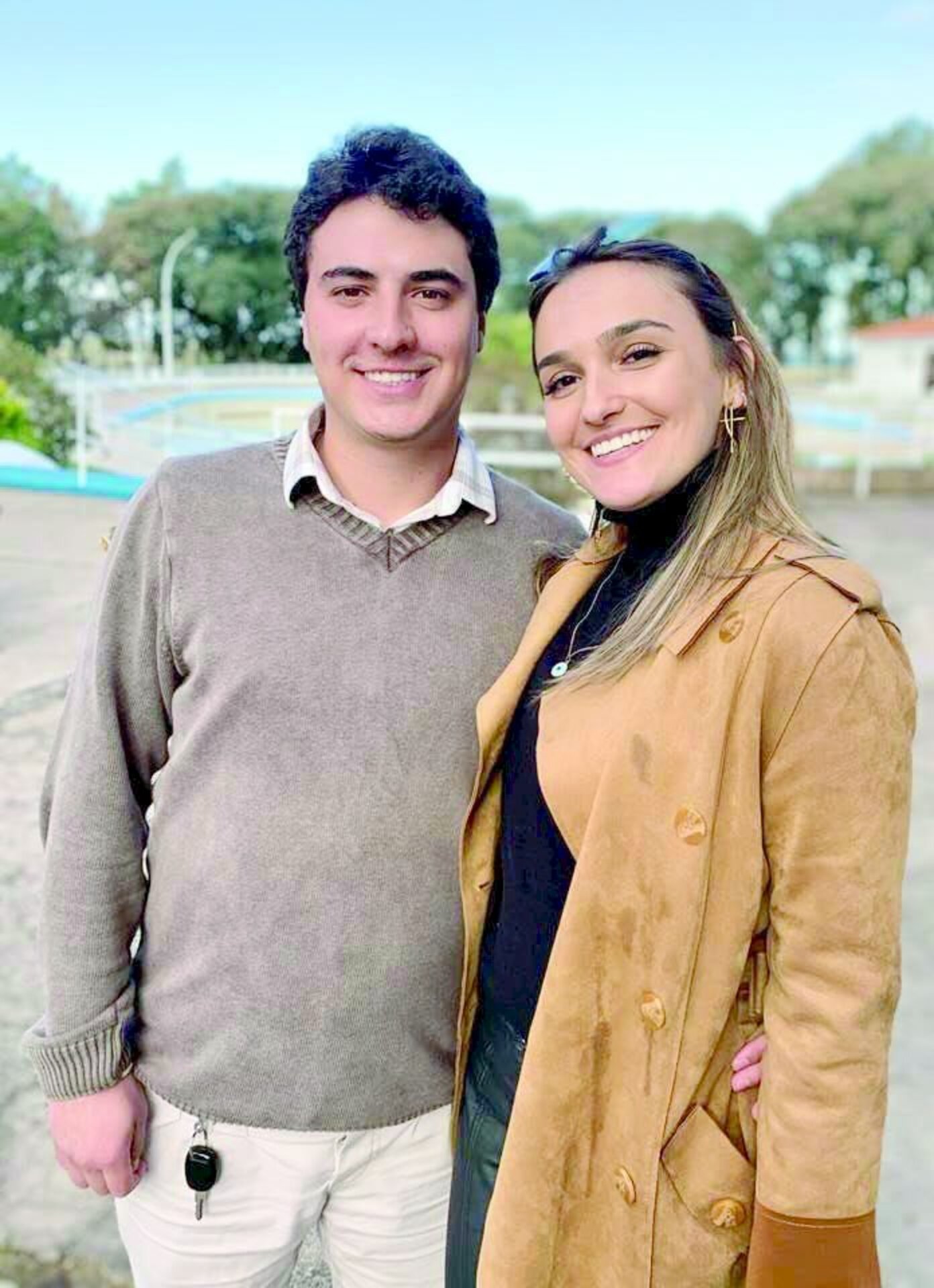 Thales Rossal e Flávia Bordin receberam os amigos em torno dos 30 anos de Flávia, sábado, no Cantegril Clube