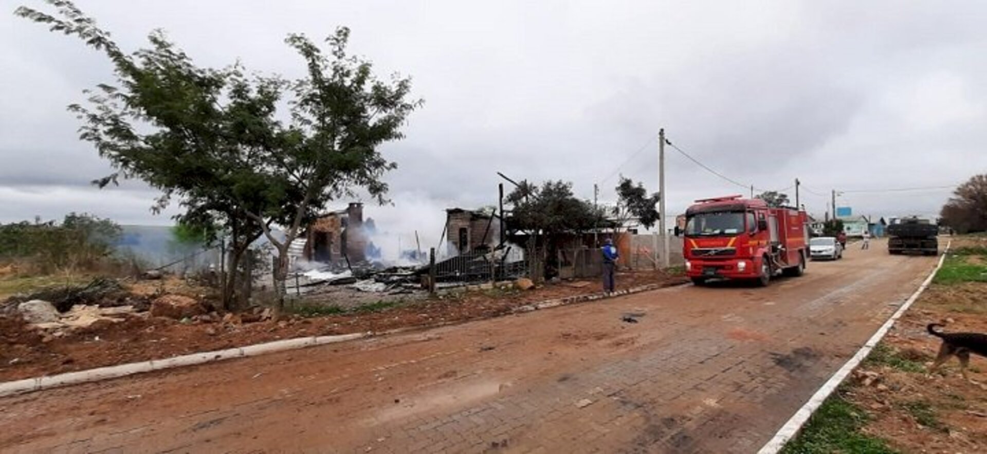 Incêndio destruiu a residência em João Emílio