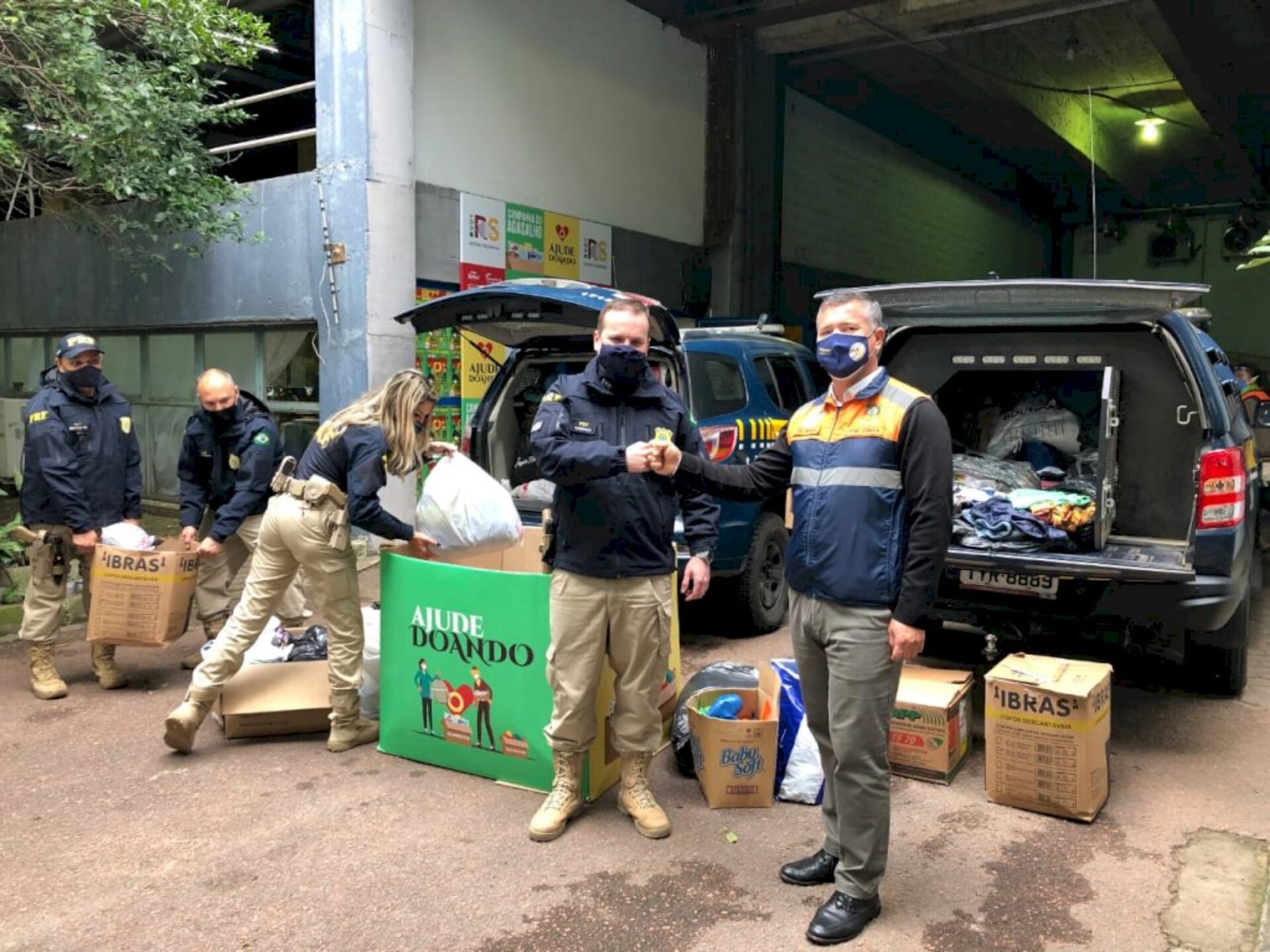 Policiais estão arrecadando agasalhos e produtos de limpeza