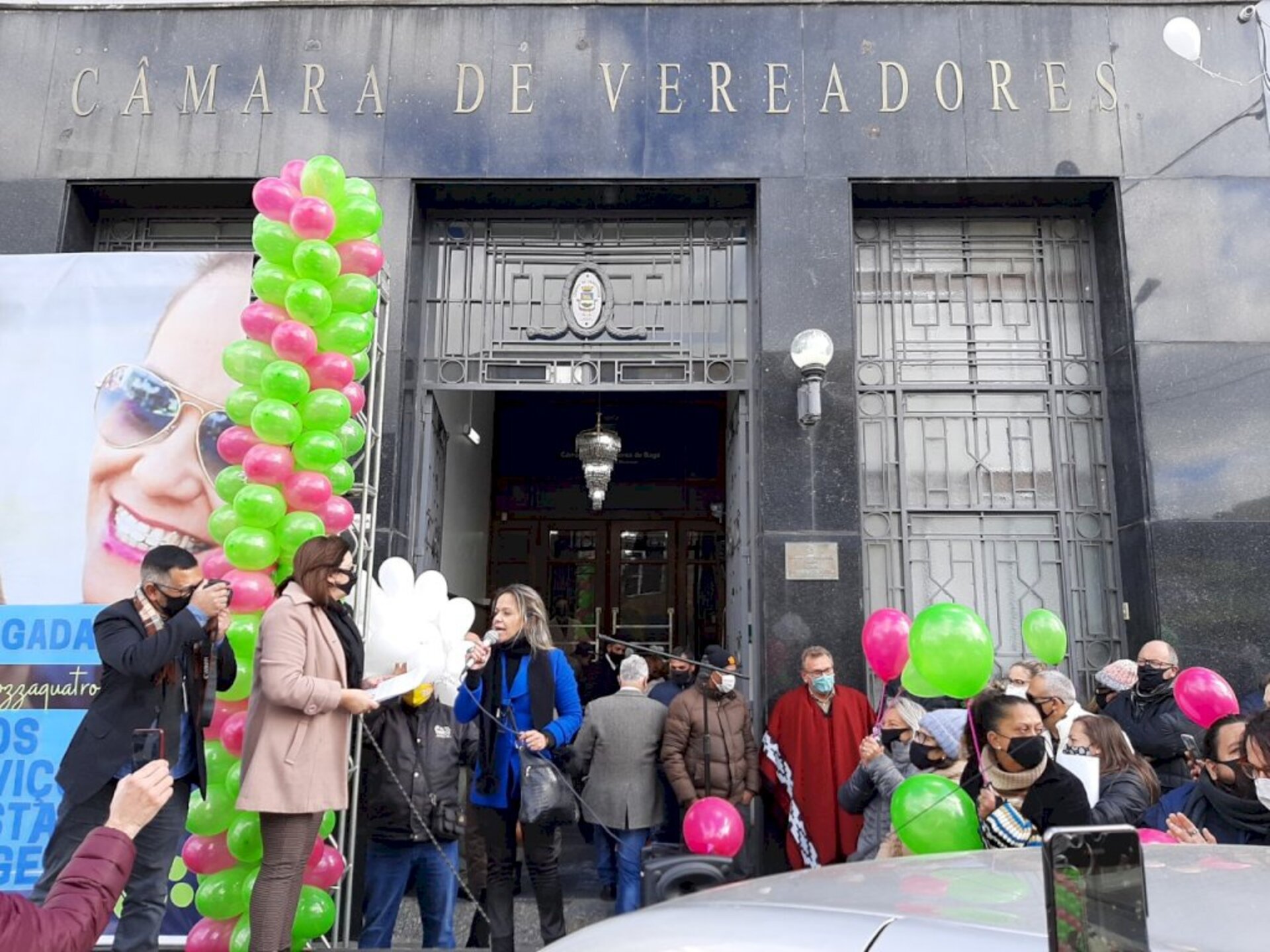 Sessão de homenagem aconteceu em frente à entrada da Câmara