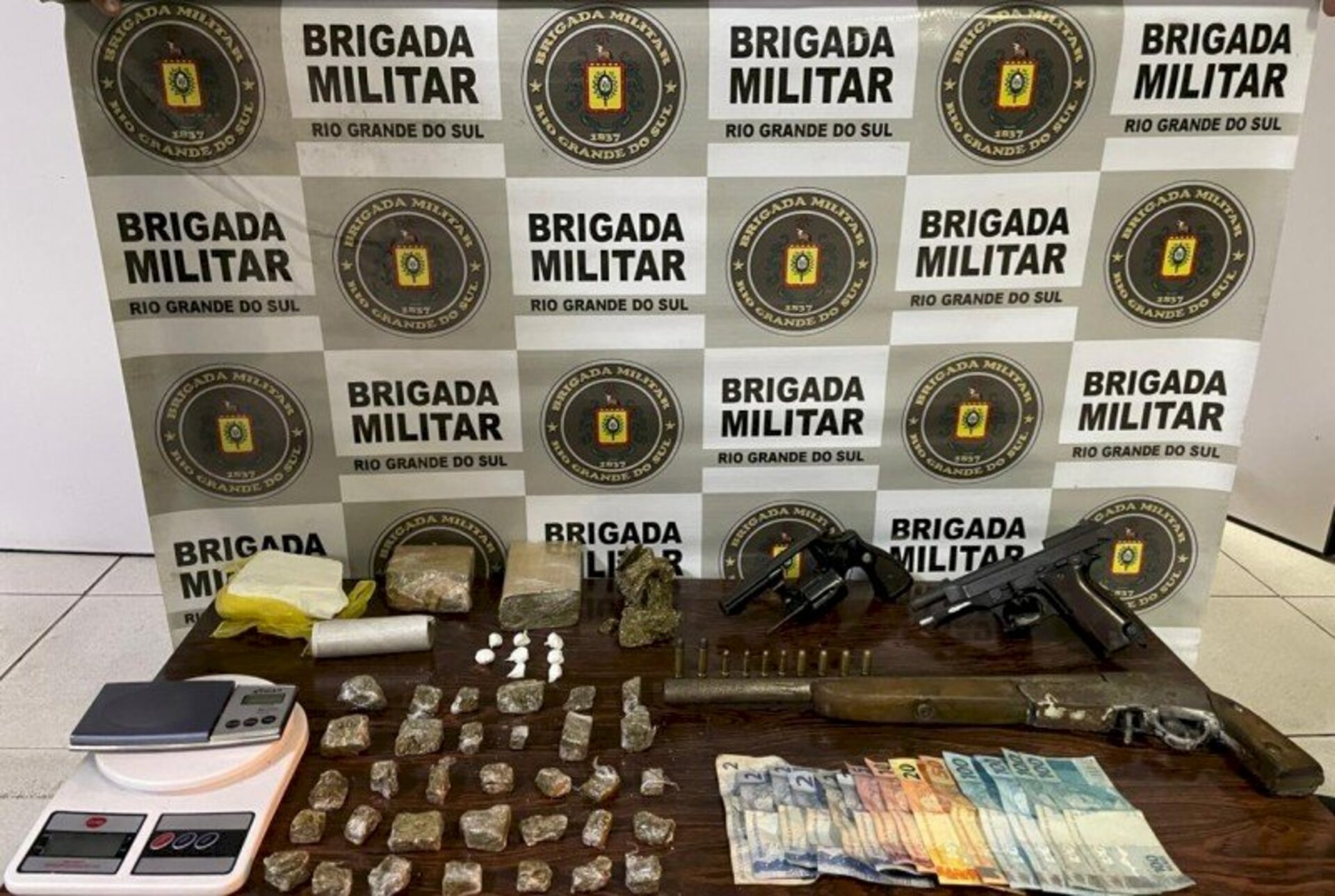 Armas de fogo, dinheiro e drogas foram apreendidos