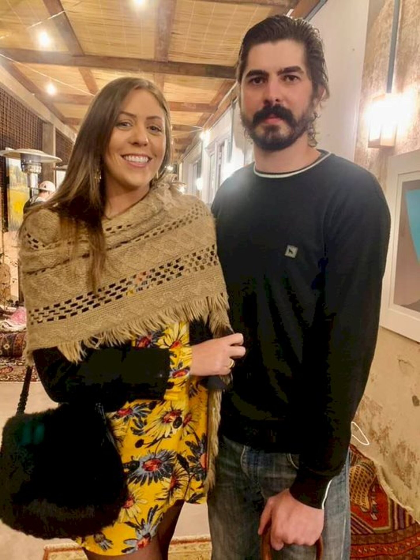 Priscila Vaz e Gustavo Ceolin fotografados pela coluna em momento de arte na AZ Galeria