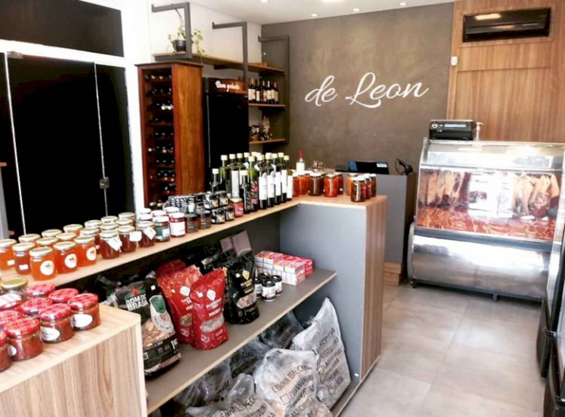 Variedades de produtos podem ser encontrados nas três lojas