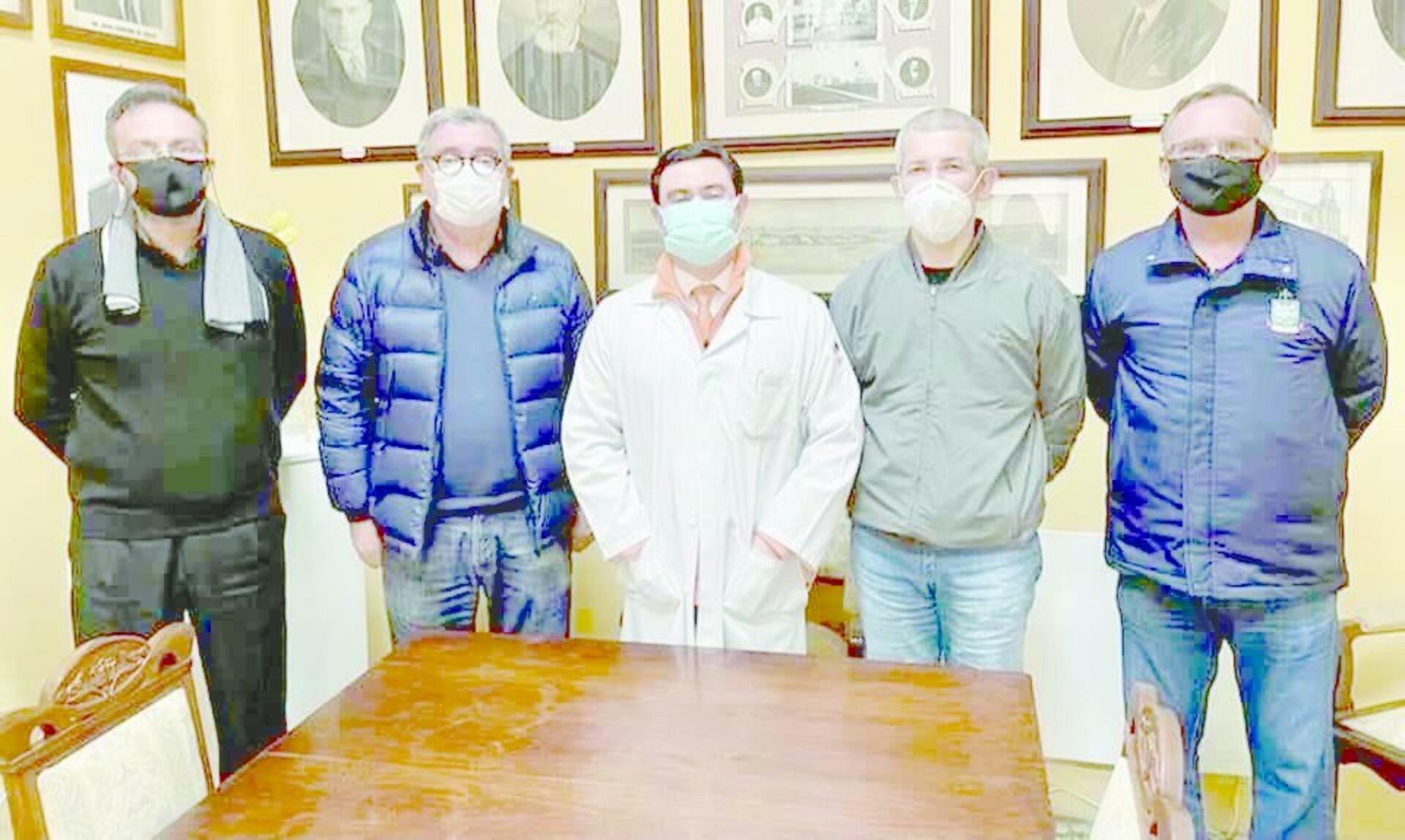 Administrador hospitalar Raul Vallandro, doutor Ricardo Necchi, provedor Carlos Eduardo Oliveira dos Santos, doutor Jorge Boemo e gerente administrativo da Santa Casa, Aires Prado.