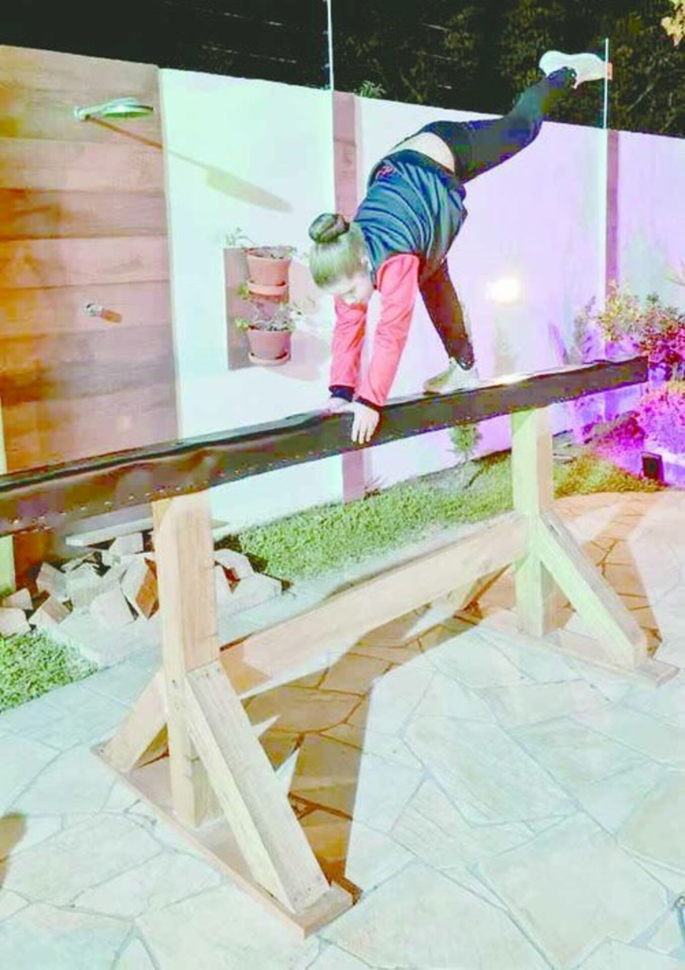 Helena Nunes Pintos inaugurando a barra feita pelo pai, Fábio Zuliani Pintos, para os treinos em casa. #Dez!
