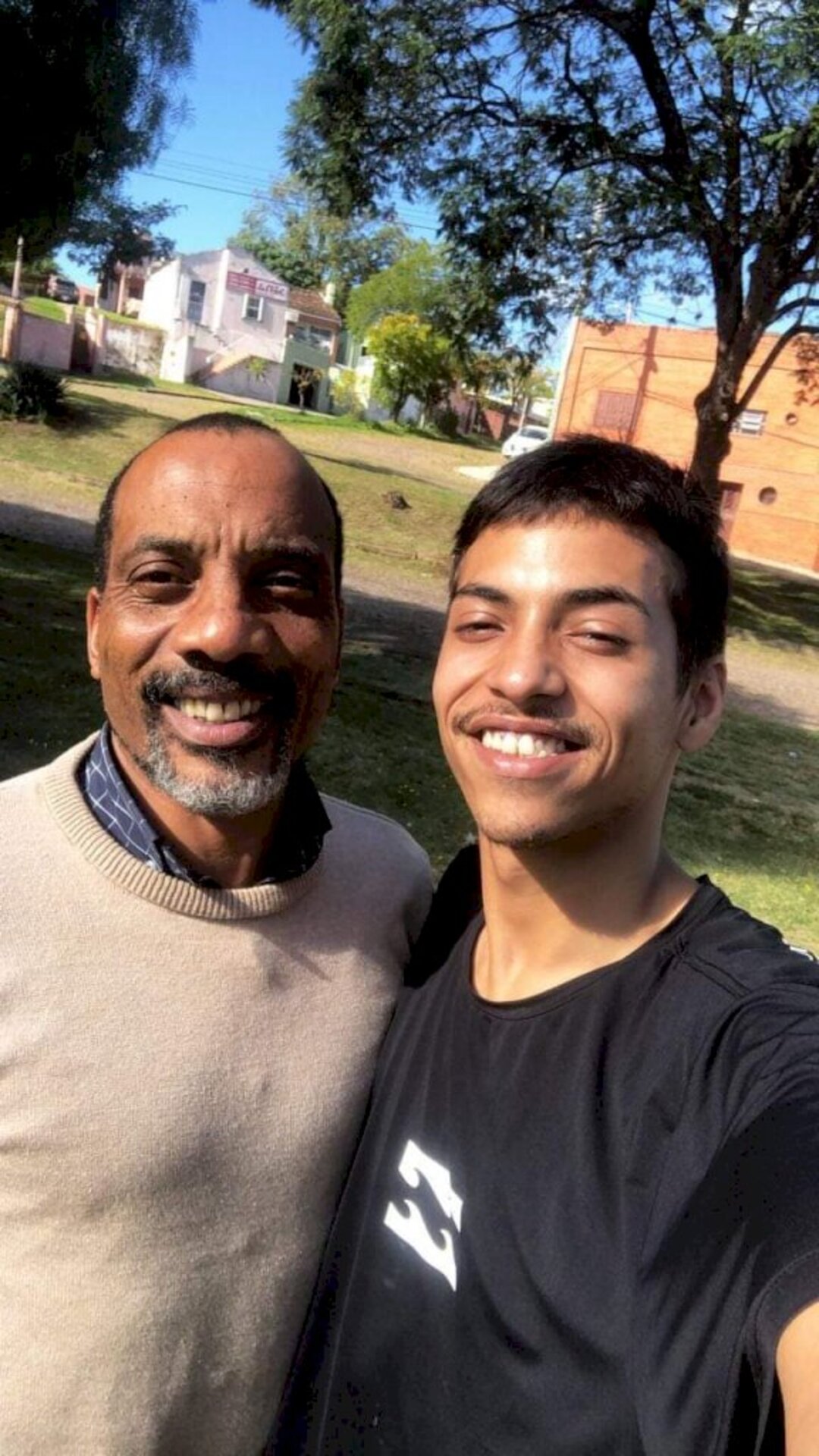 O pai ao lado do filho