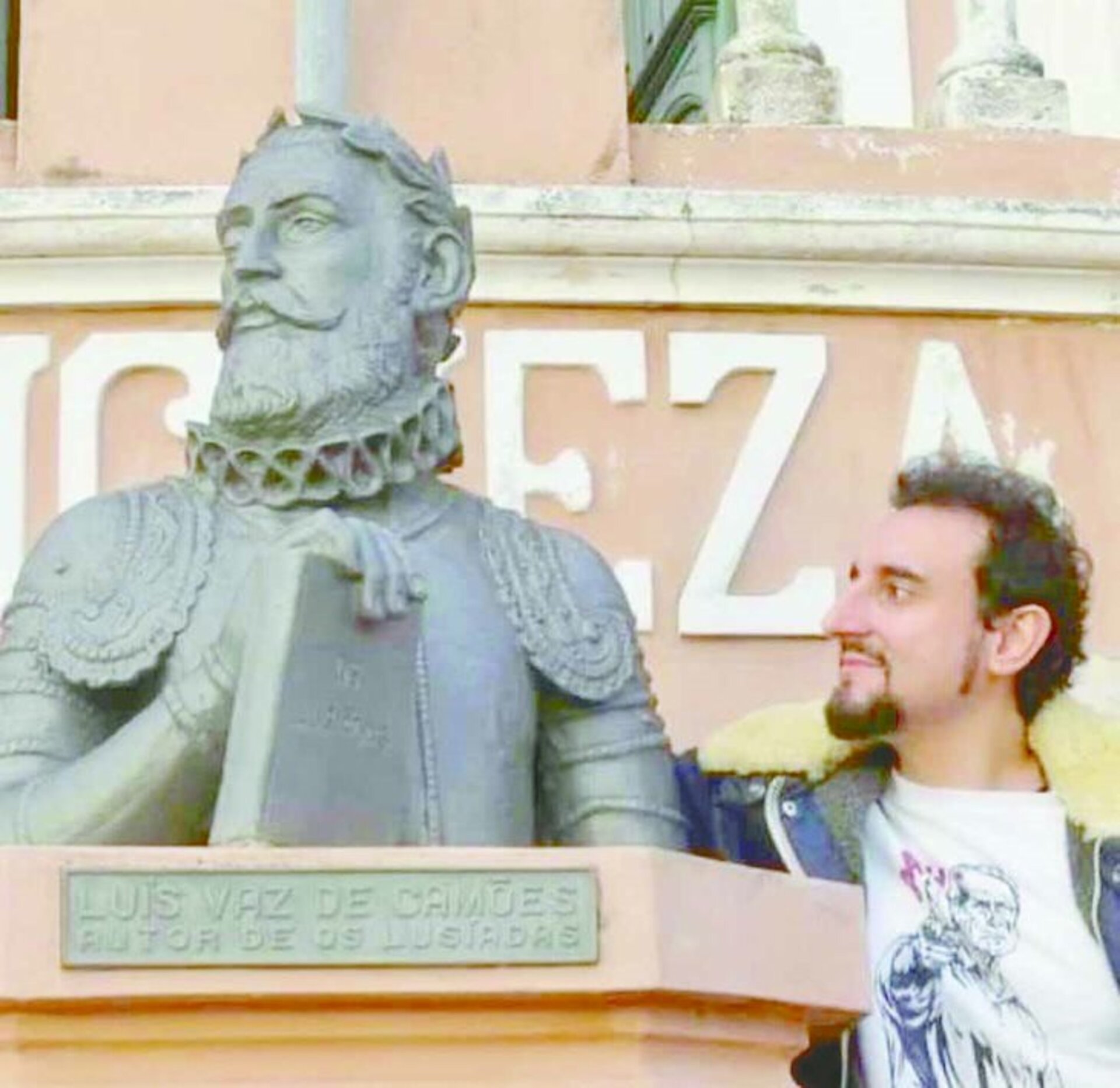 Jornalista Francisco Botelho em papo reto com Luís Vaz de Camões. Museu Dom Diogo de Souza