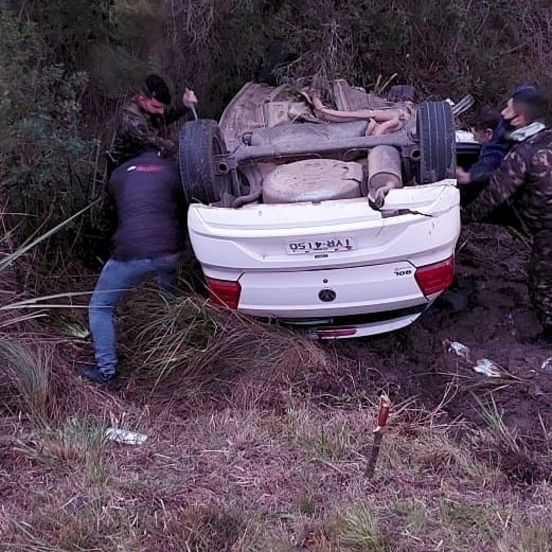 Carro da prefeitura tombou nas margens da rodovia