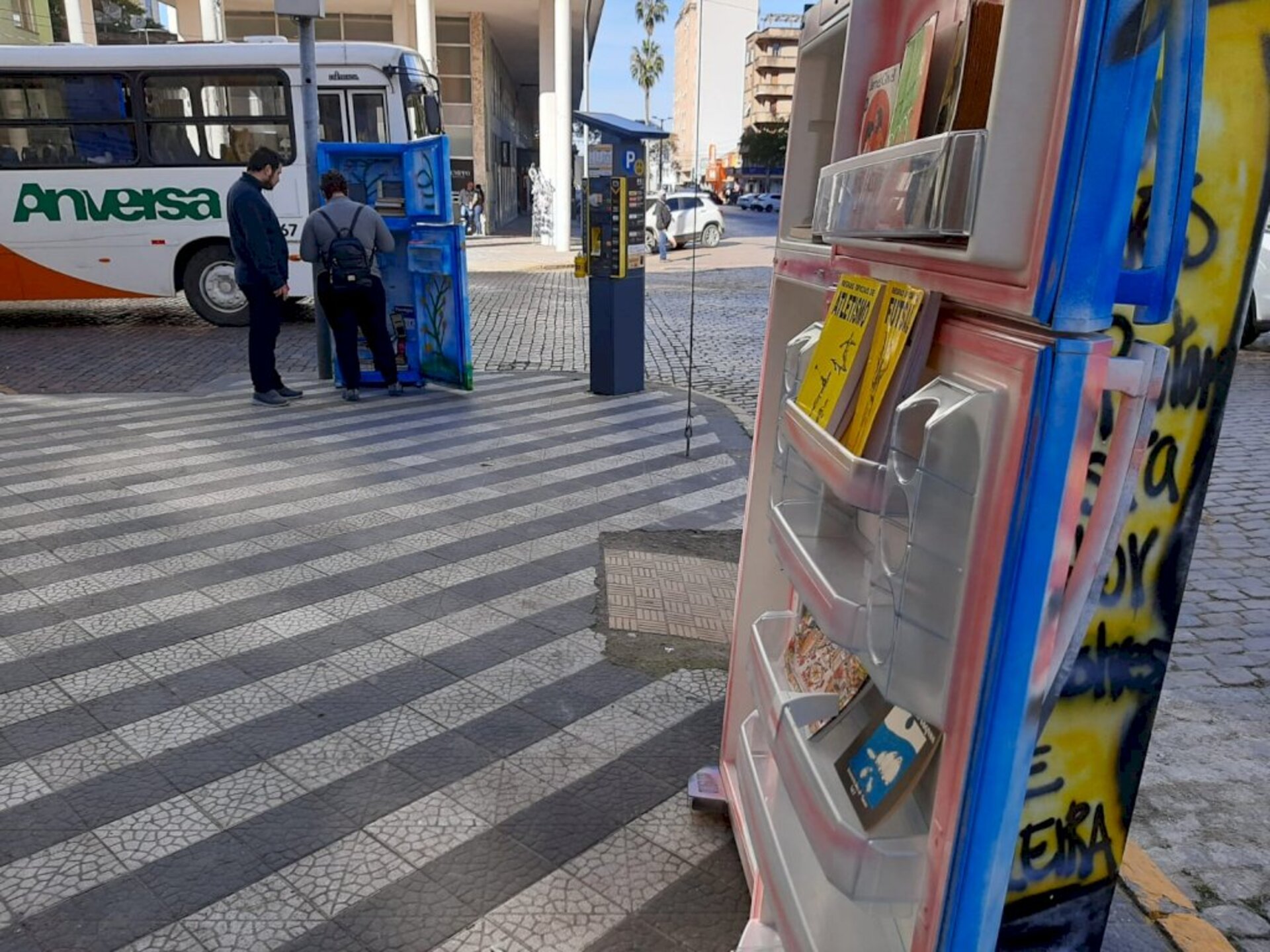 Livros podem ser retirados e devolvidos às geladeiras