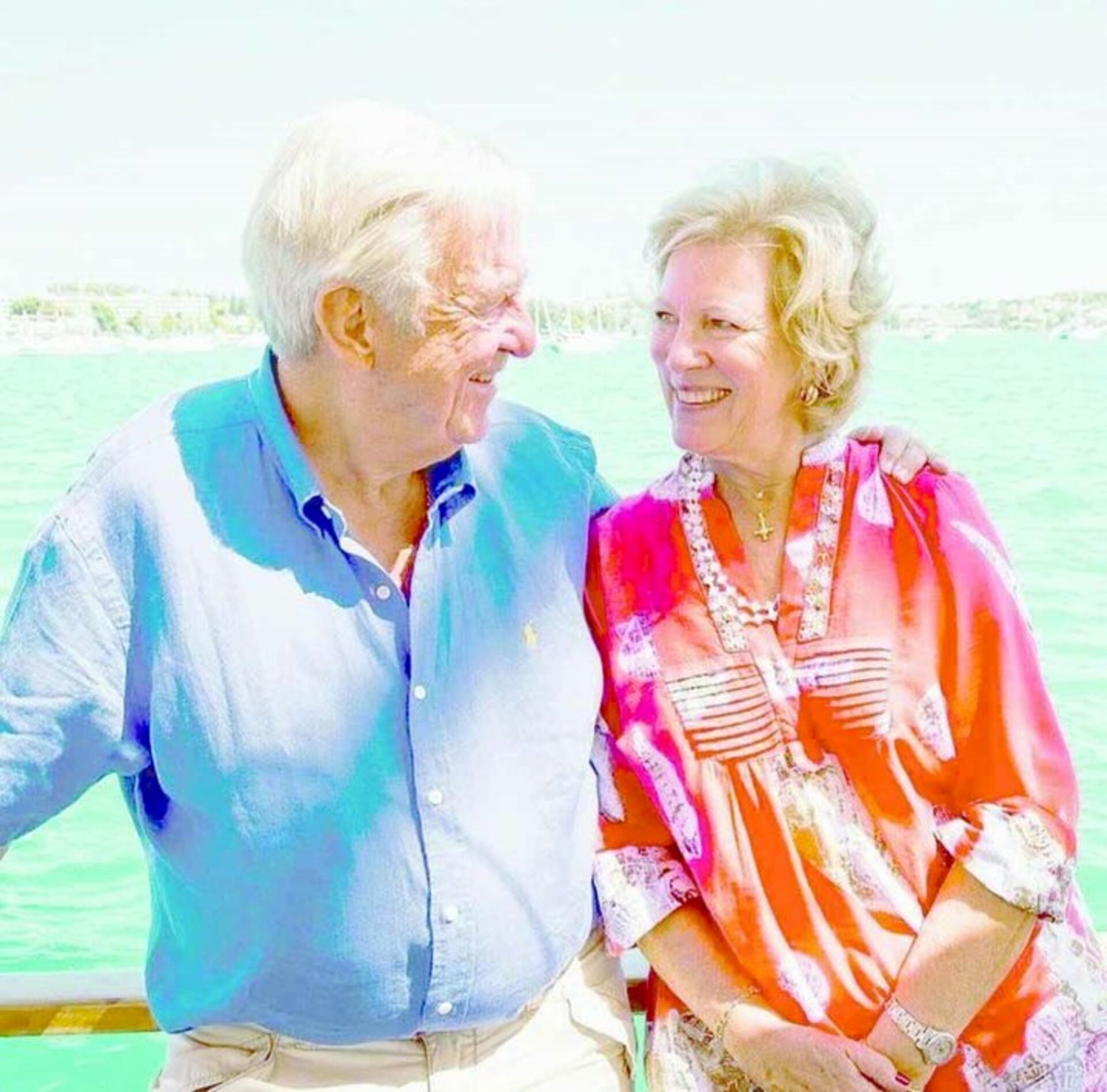 Suas majestades, o rei Constantine II e a rainha Anne Marie da Grécia navegando pelo Mediterrâneo no alto verão europeu