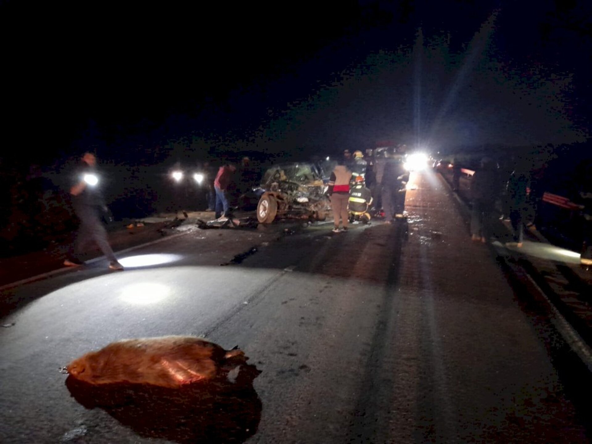 Duas caminhonetes se chocaram de frente na rodovia