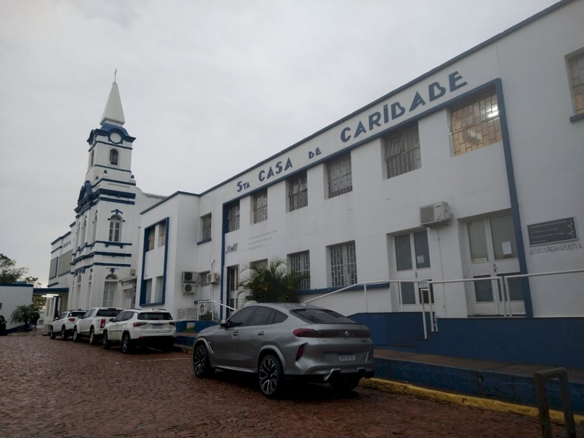 Enquanto a ala covid está praticamente vazia, outras alas estão lotadas
