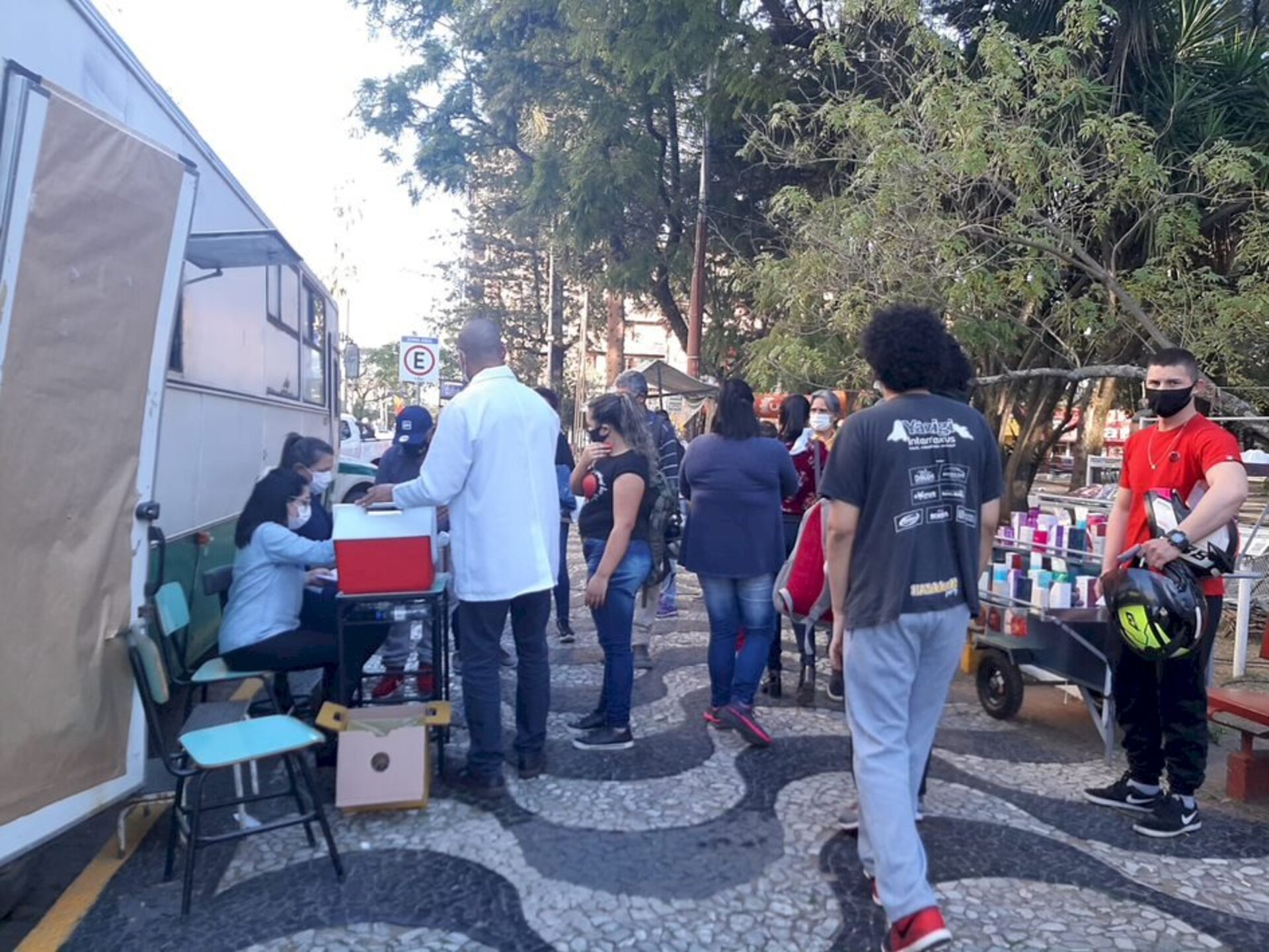 Mais de 100 doses foram aplicadas na praça na tarde de ontem