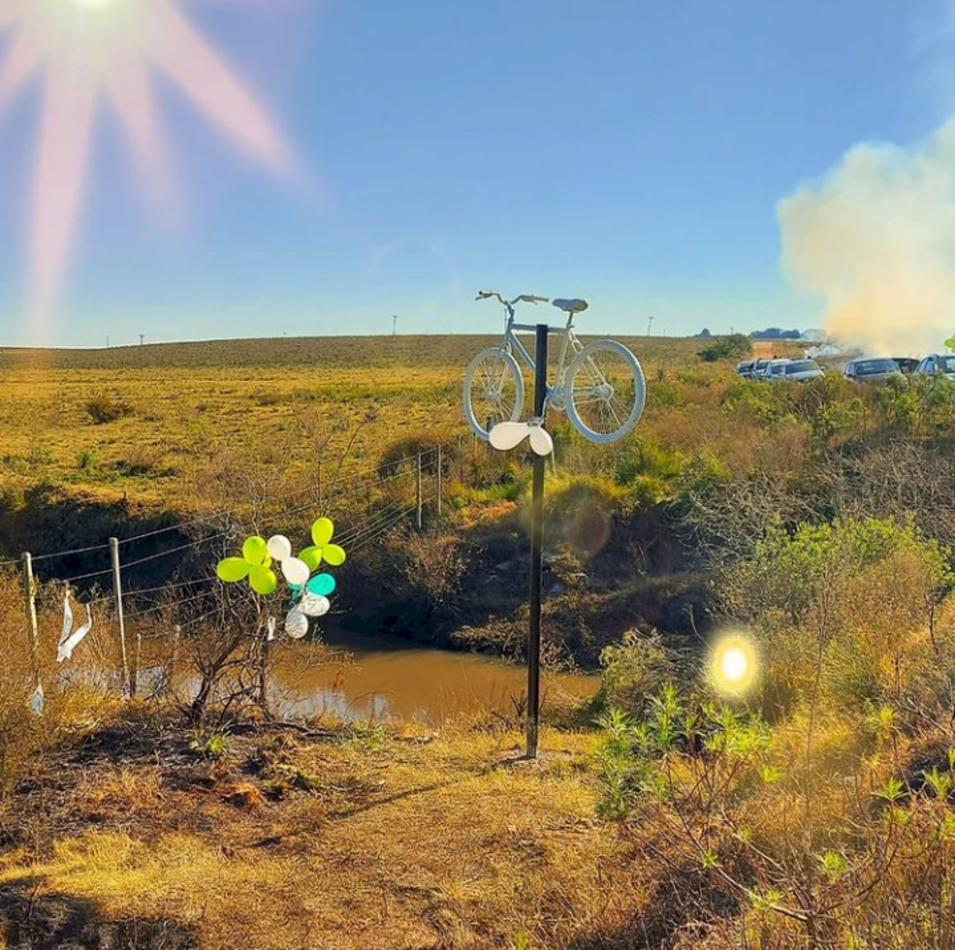 Bicicleta branca busca alertar para cuidado no trânsito