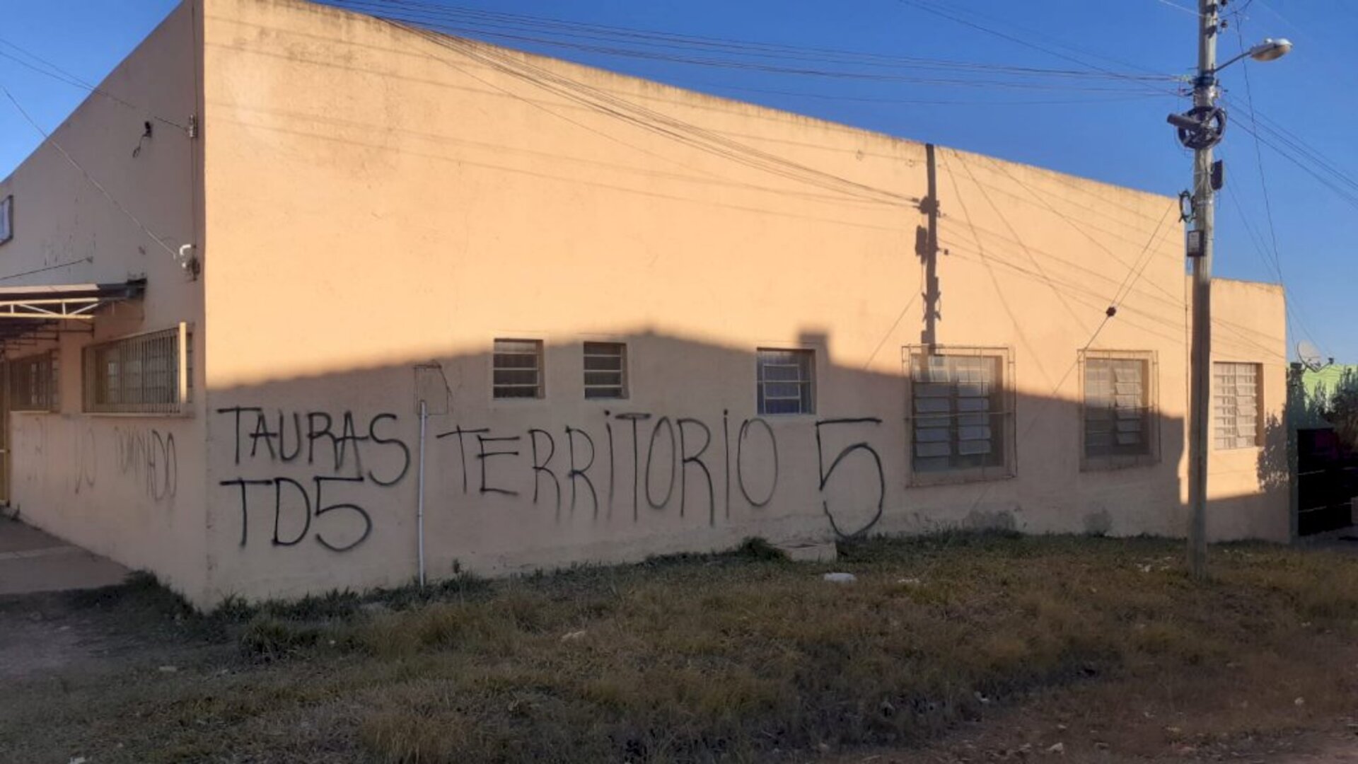 Prédio da instituição de ensino foi pichado