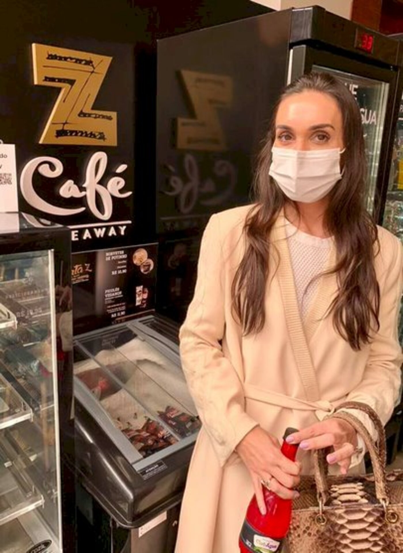 A sempre elegante Estela Teixeira fotografada pela coluna em tarde concorrida no ZCafé, Singular Saúde