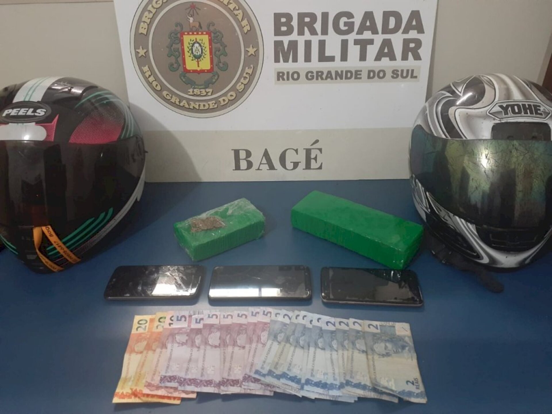 Material apreendido no local para produção de droga