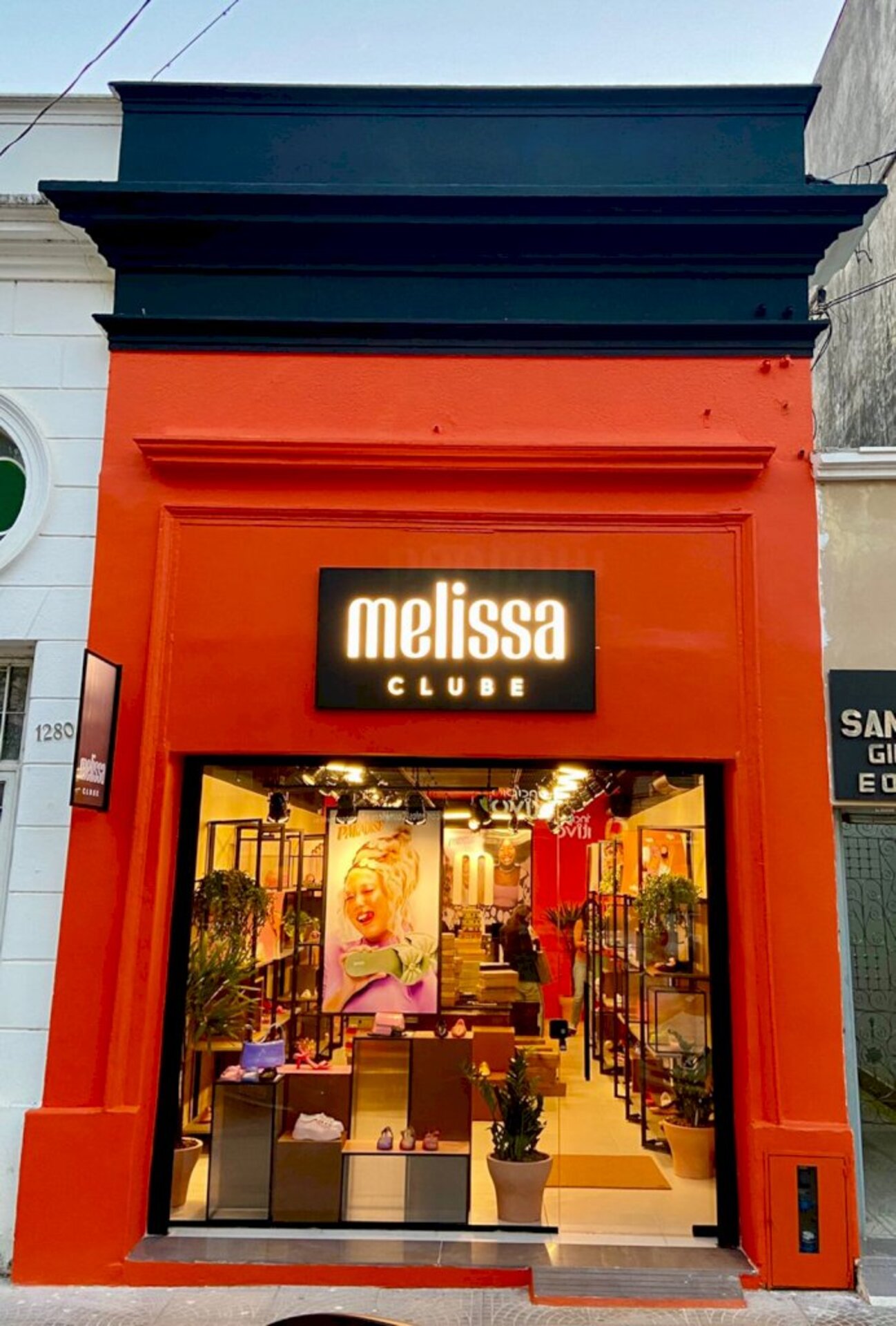 Grandes marcas se instalaram na principal avenida da cidade