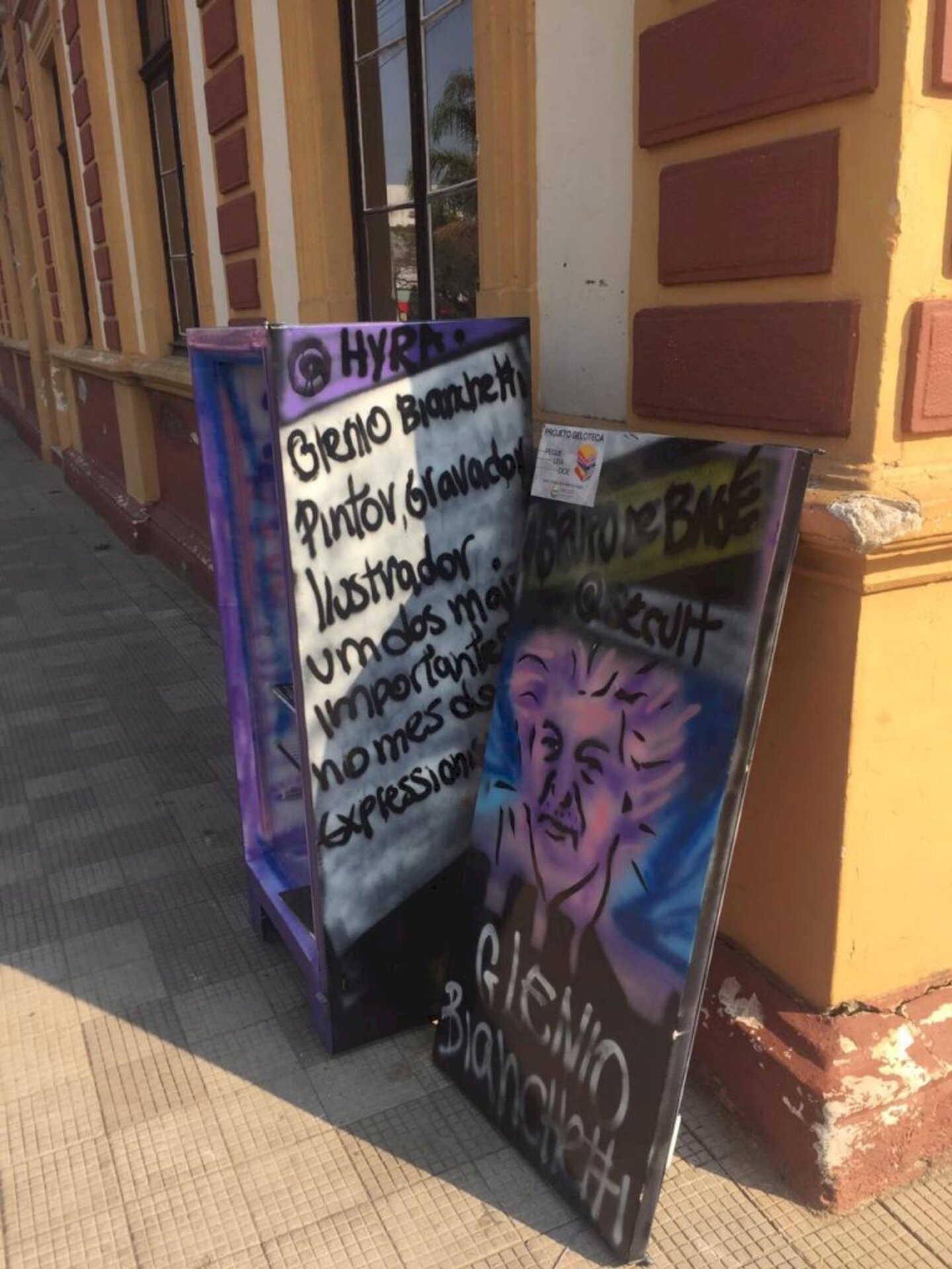 Geladeira na frente prefeitura teve a porta arrancada Crédito: Divulgação
