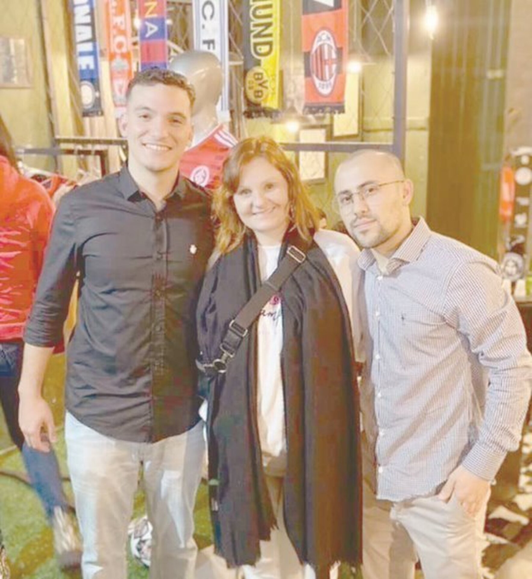 Empresária Camila Marcuzzo entre a dupla Emmanuel Giorgis e Diego Rosa