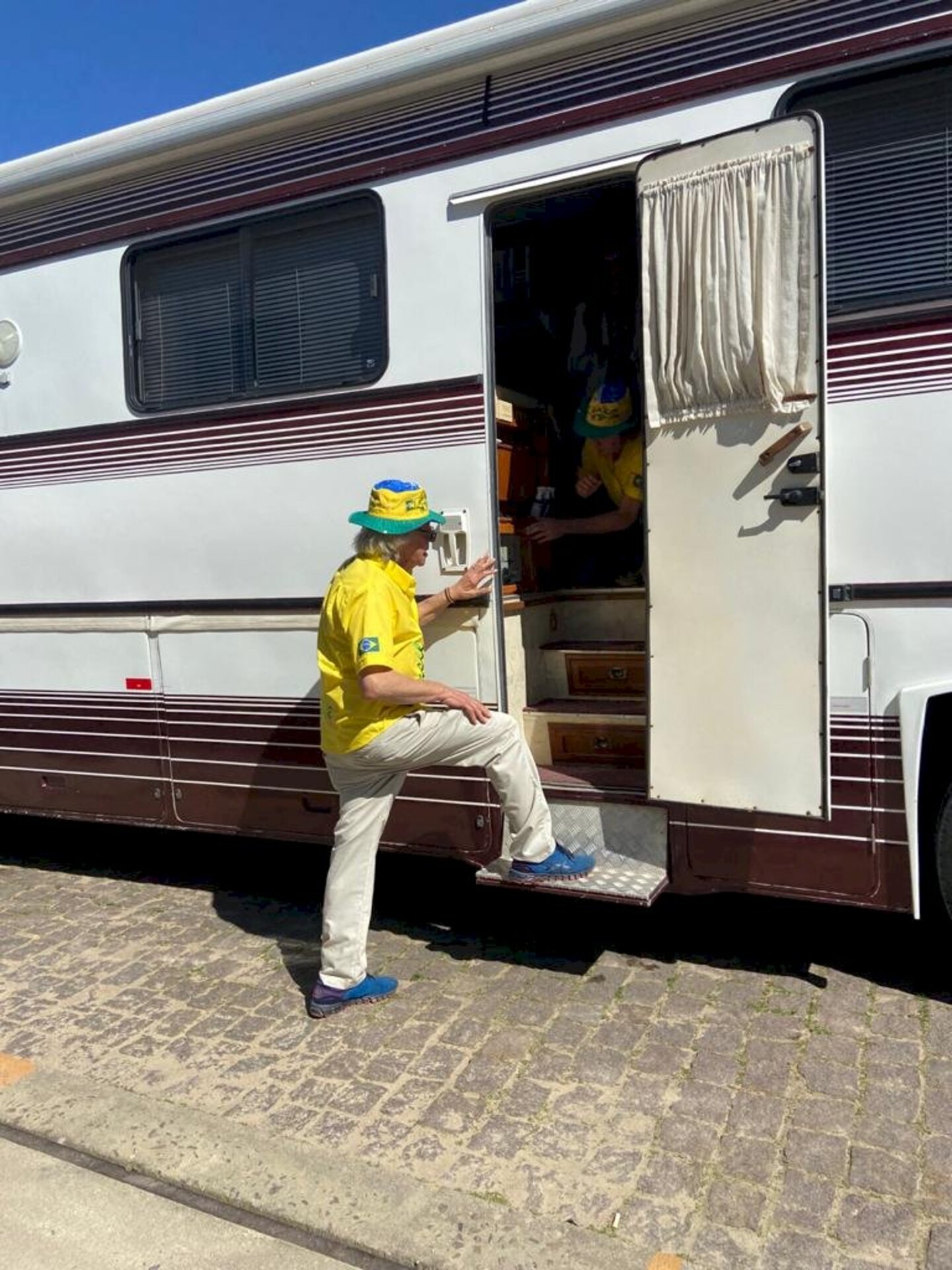 Um grupo saiu ontem da cidade com destino á Brasília
